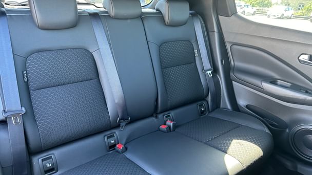 Nissan Juke N-Connecta Hybride - Blanc avec Pneus neige