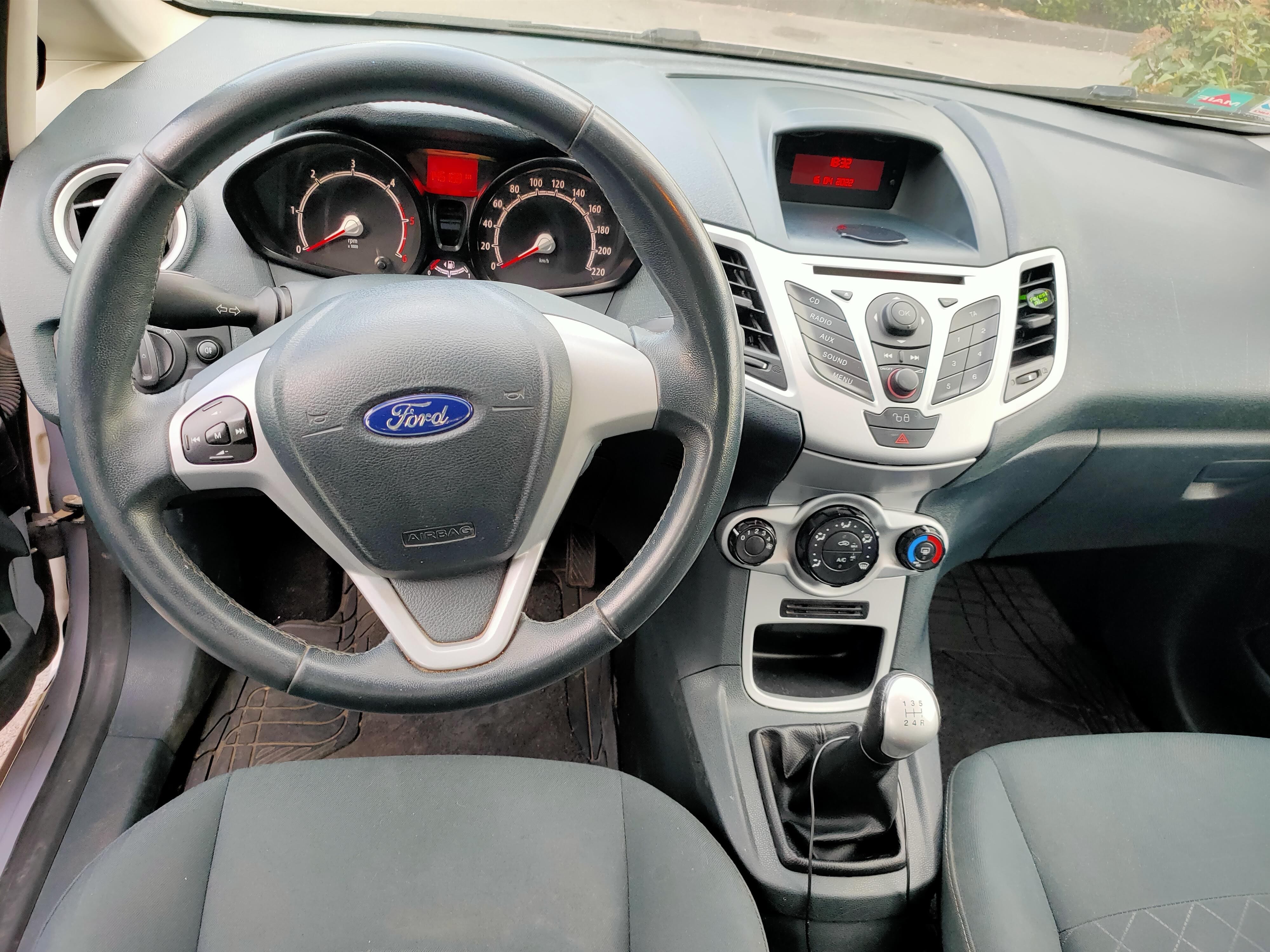 Ford Fiesta livrée TRAM ou alentours Millénaire avec Siège bébé
