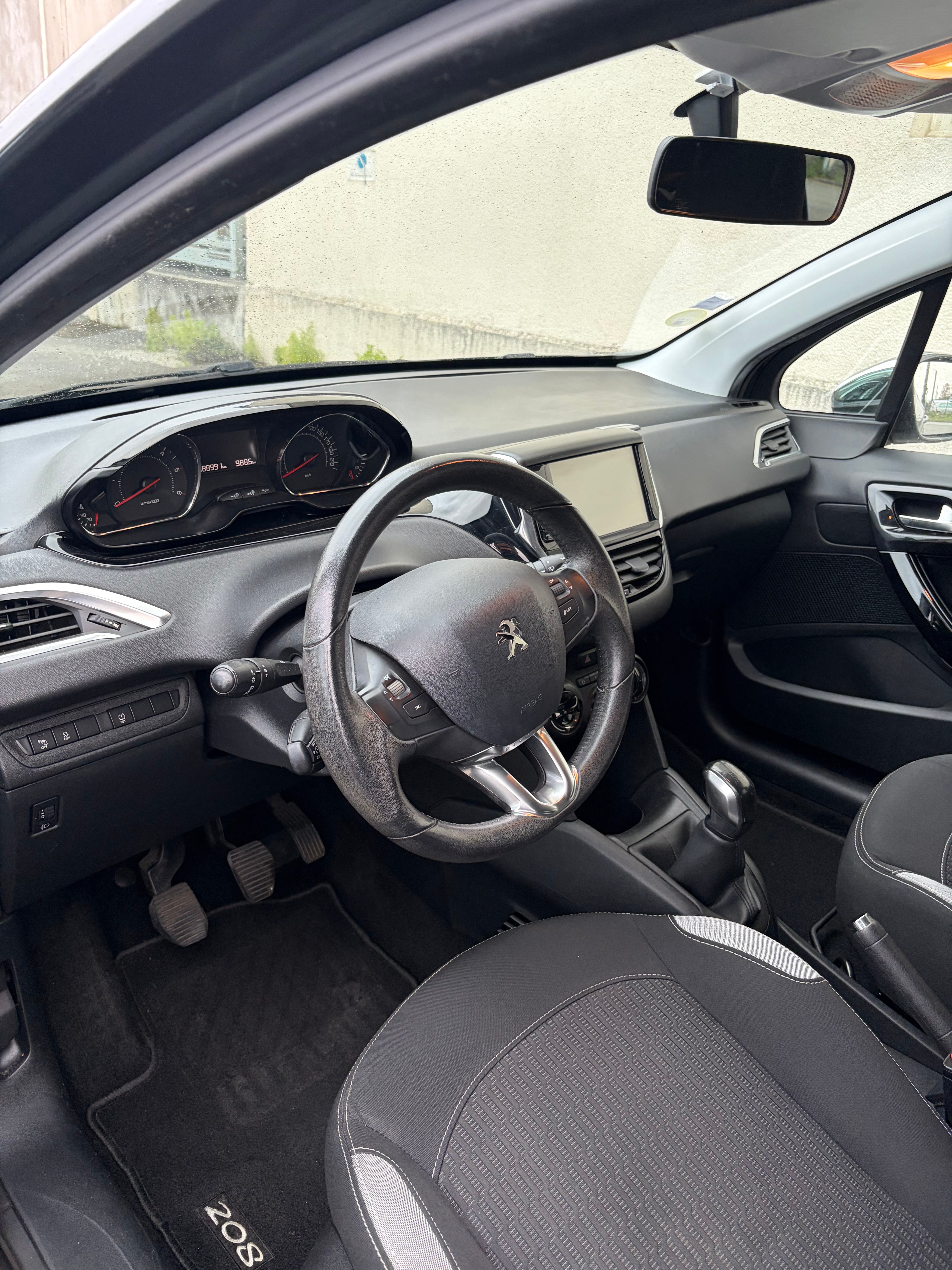 Peugeot 208 avec GPS