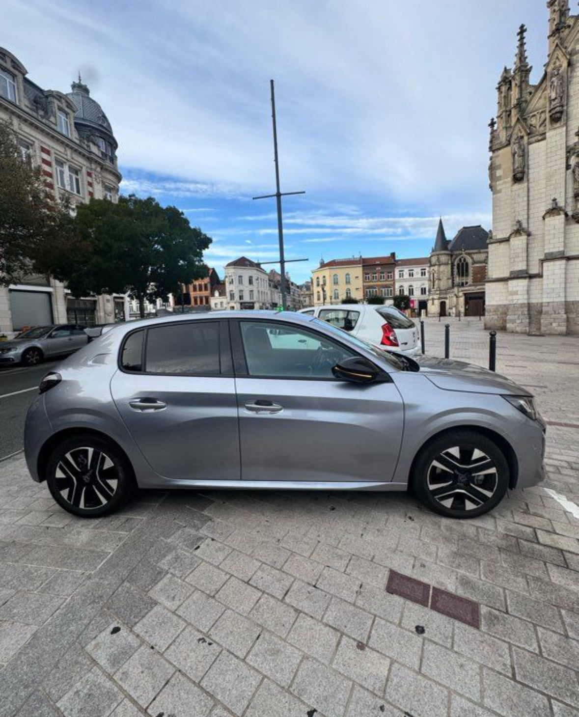Peugeot 208, 2025, Essence 95 / Électrique (hybride), automatique