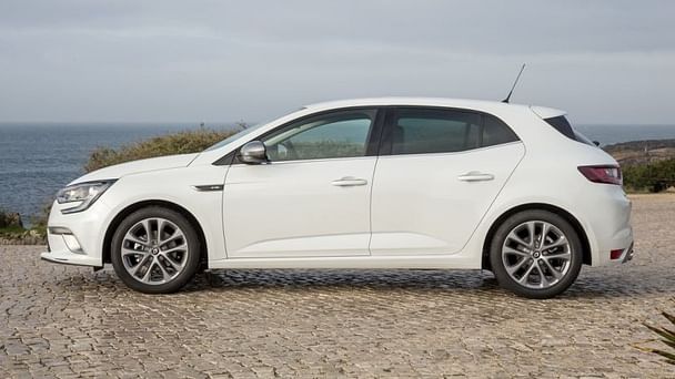 Renault Mégane IV Grand Confort : Parking de la Gare St Roch avec Climatisation