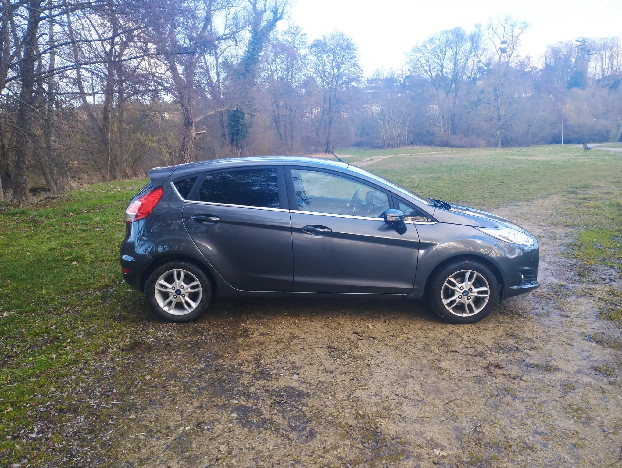 Ford Fiesta essence 125 ch avec Climatisation