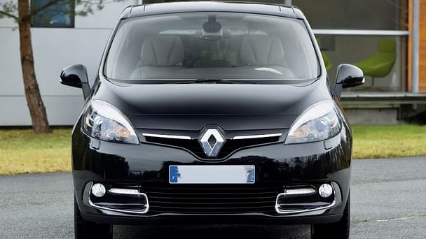 Renault Scenic Louez le Renault Scénic 5 Places Initiale – Spacieux, Confortable et Économique ! avec Climatisation