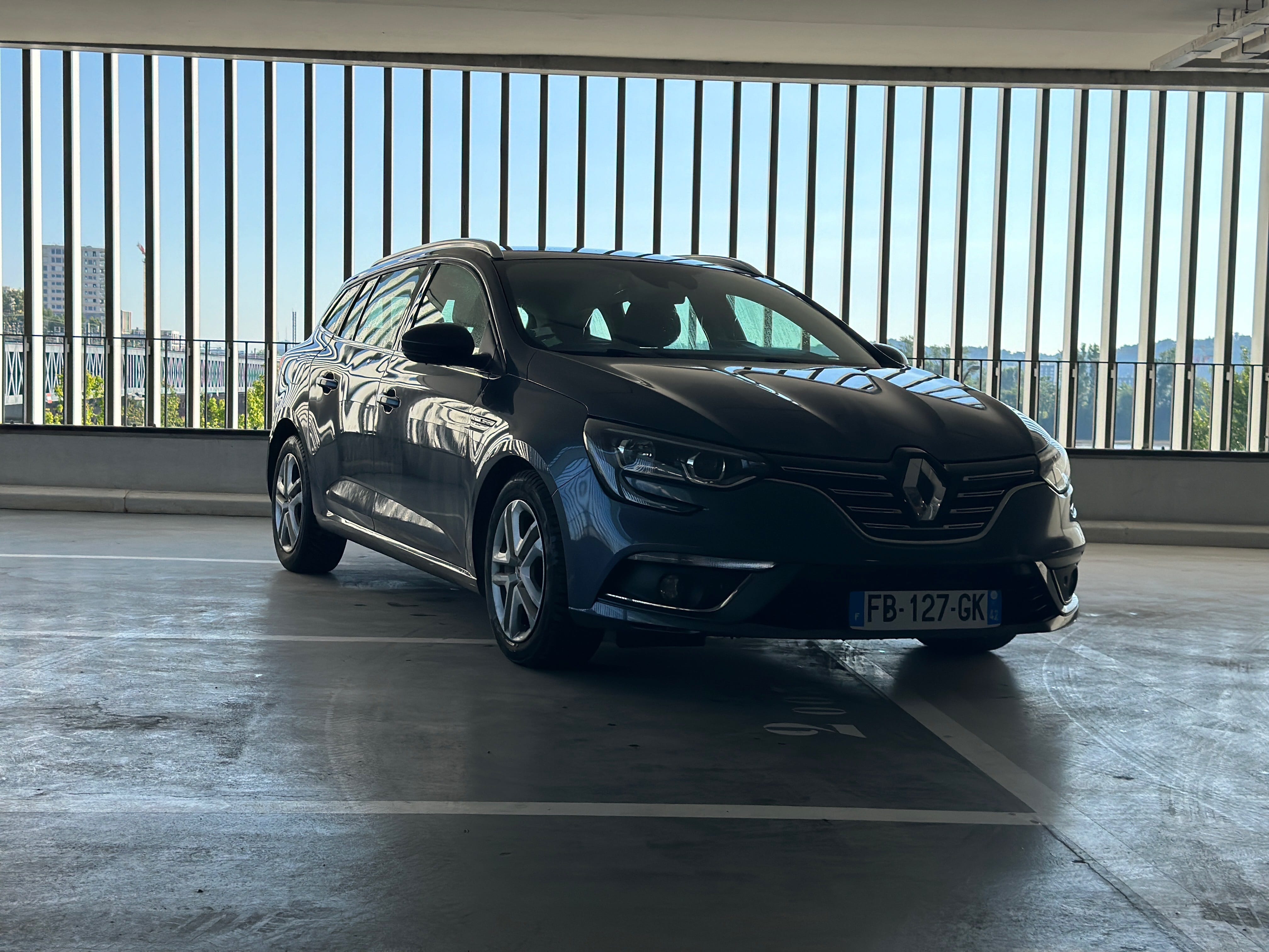 Renault Mégane Estate  Louez la Renault Mégane Estate DCI – Spacieuse, Confortable & Économique à Bordeaux !