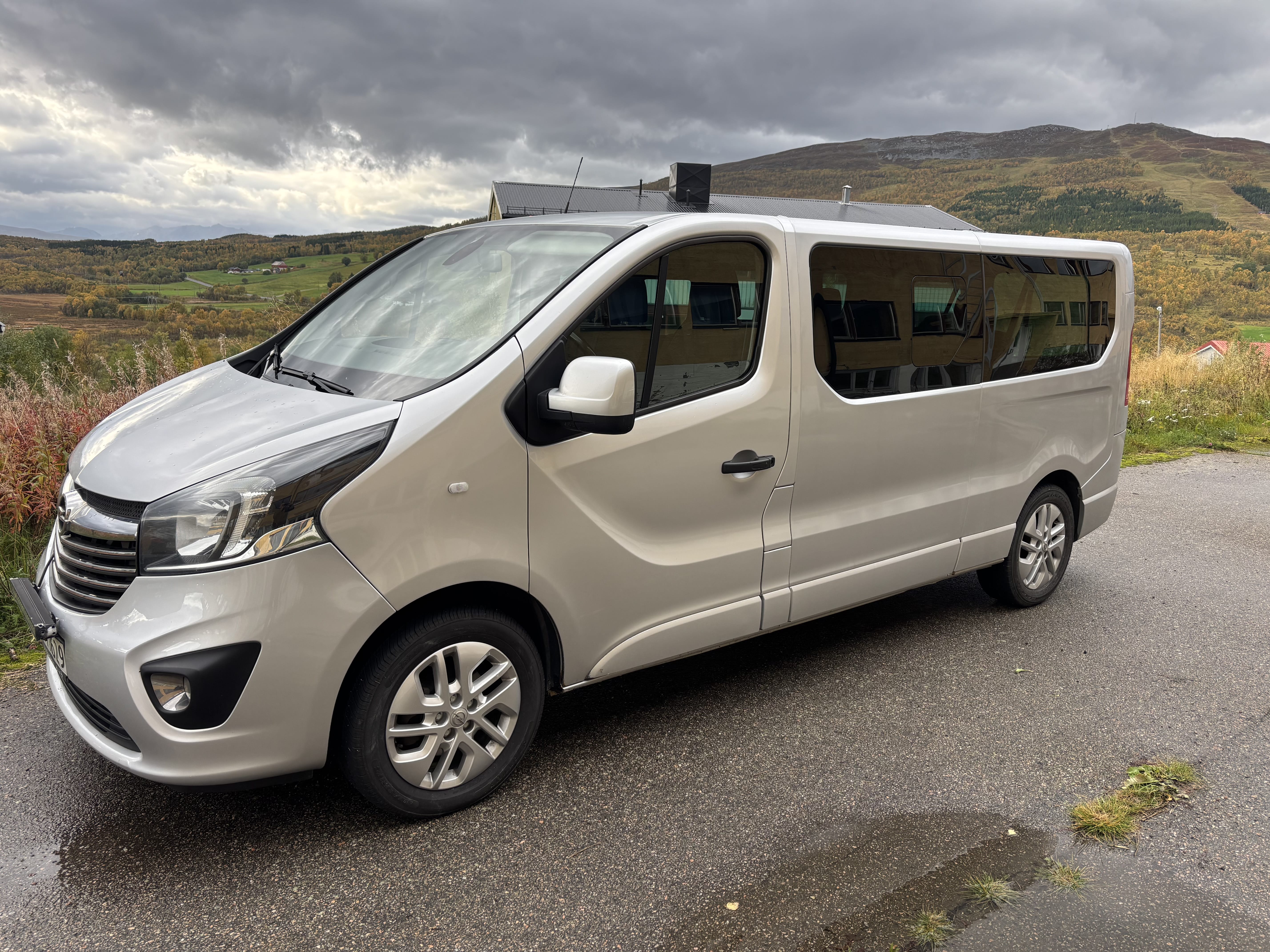 Opel Vivaro Minibuss med Aircondition