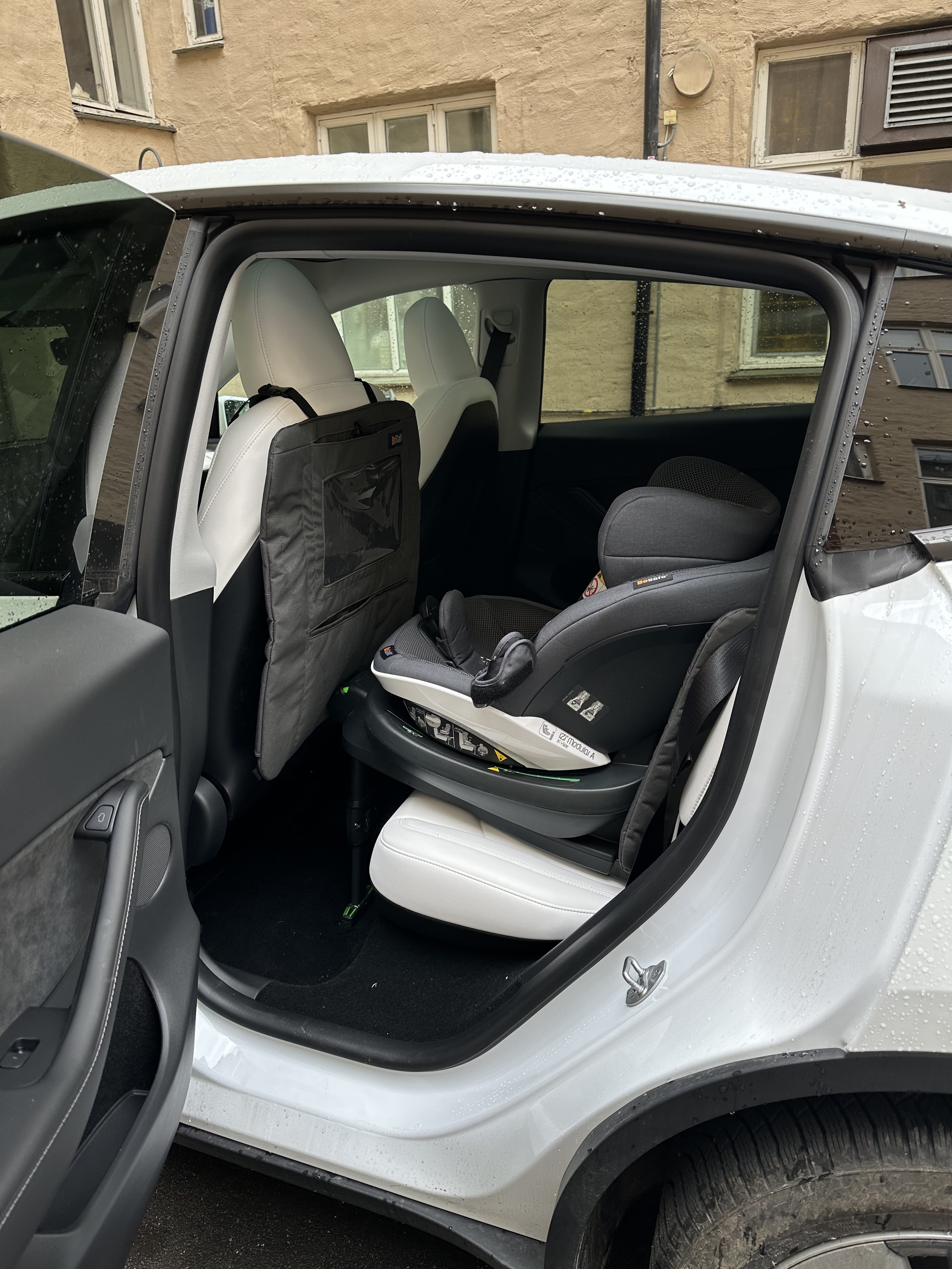 Tesla Model Y med Babysete