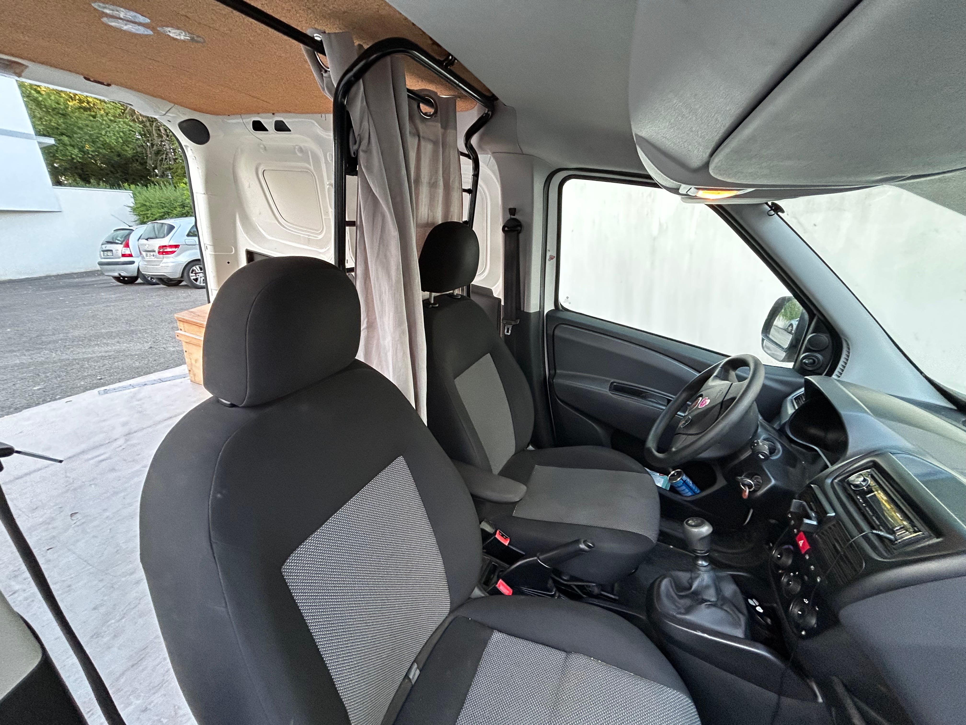 Fiat Doblo Cargo (utilitaire/mini-camper) con Entrada de Audio/iPod