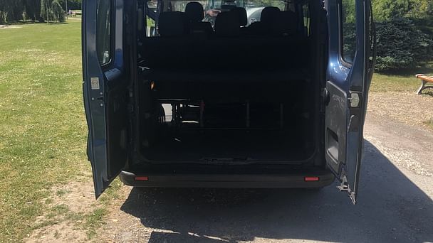 Renault Trafic Passenger Louez le Renault Trafic 9 places – Espace, Confort et Praticité pour Tous Déplacements avec Régulateur de vitesse