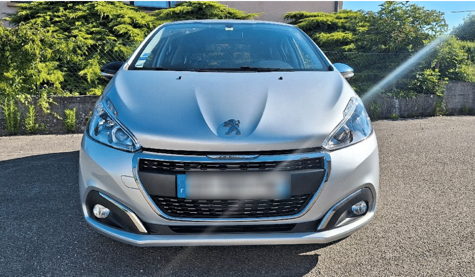 Peugeot 208 Puretech 1,2L 82ch ESSENCE | Caméra de recul, 2015, Essence 95