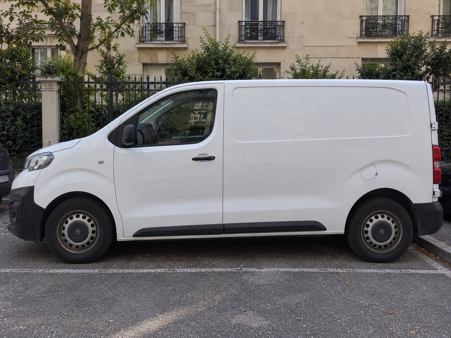 Peugeot Expert Parking privé réservé avec Climatisation