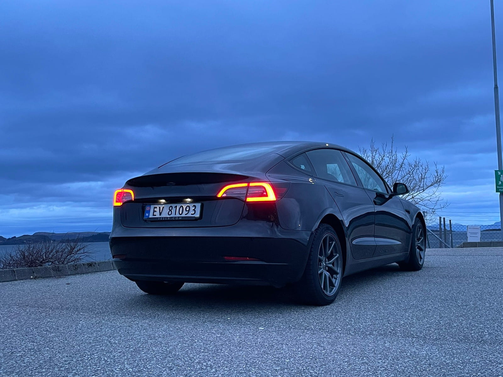 Tesla Model 3 Long Range It is a RWD with long range where you can expect 500+km range on the full charge med GPS