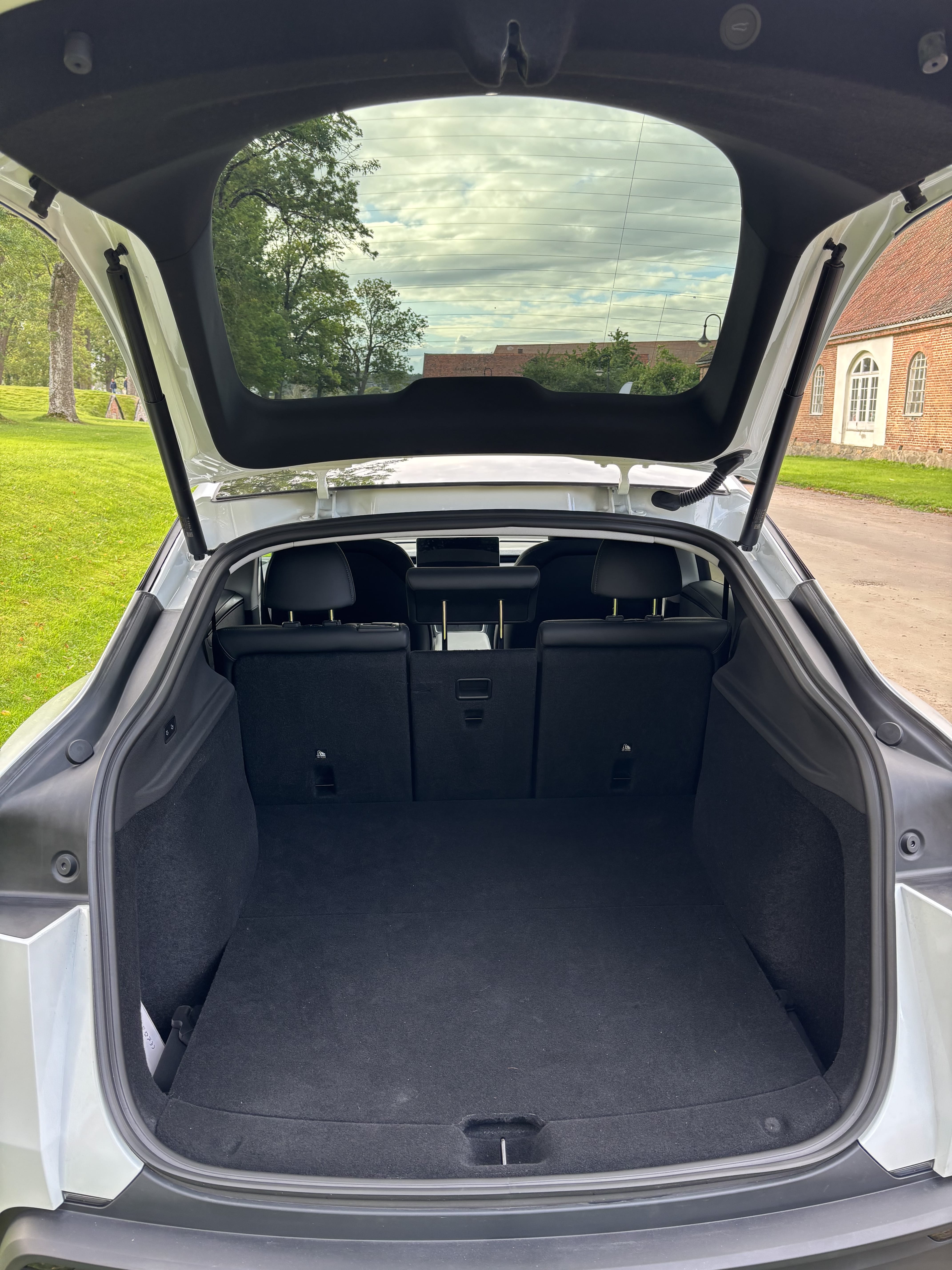 Tesla Model Y Long Range med Bluetooth audio