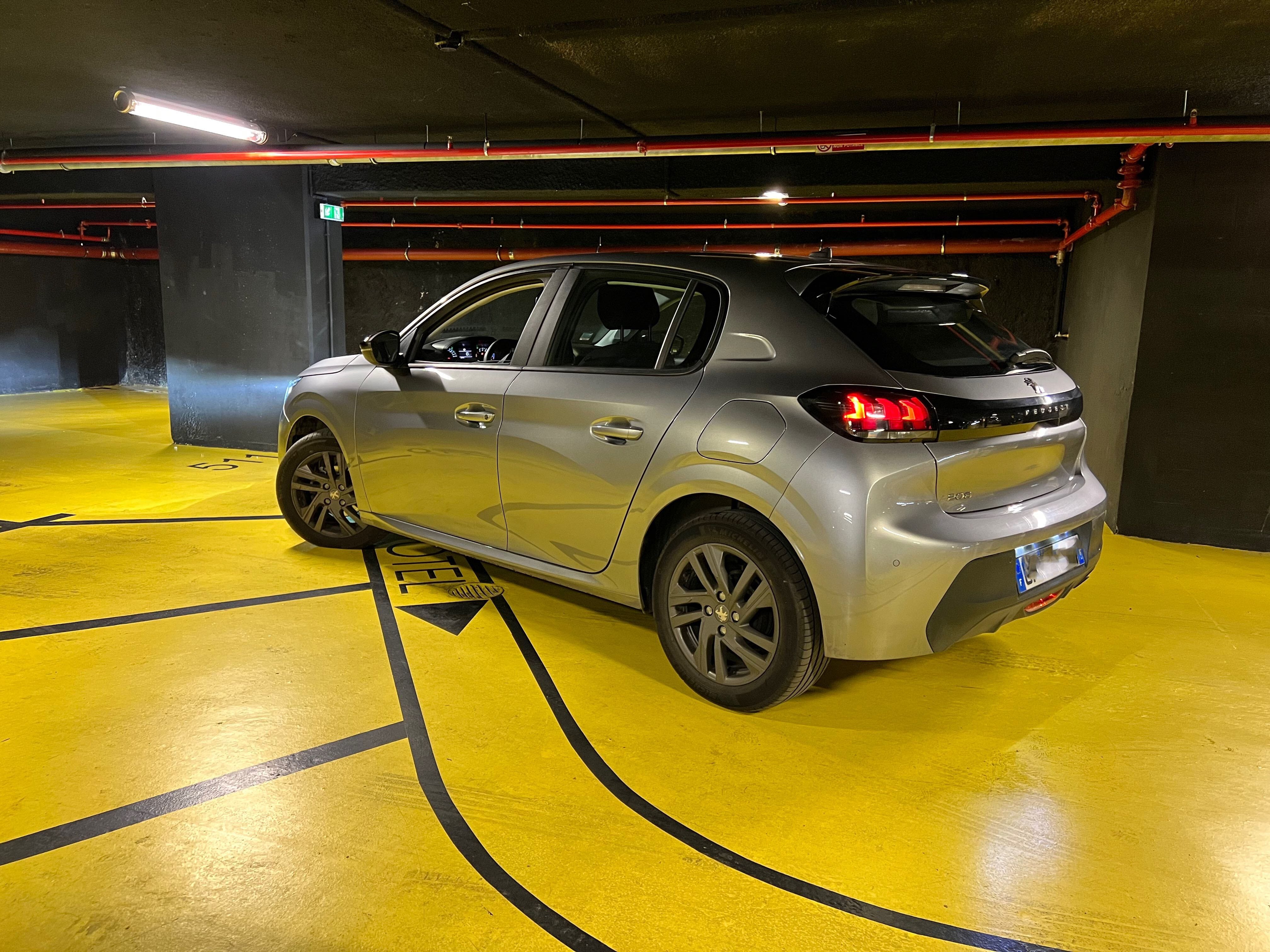 Peugeot 208 GF435XY avec GPS