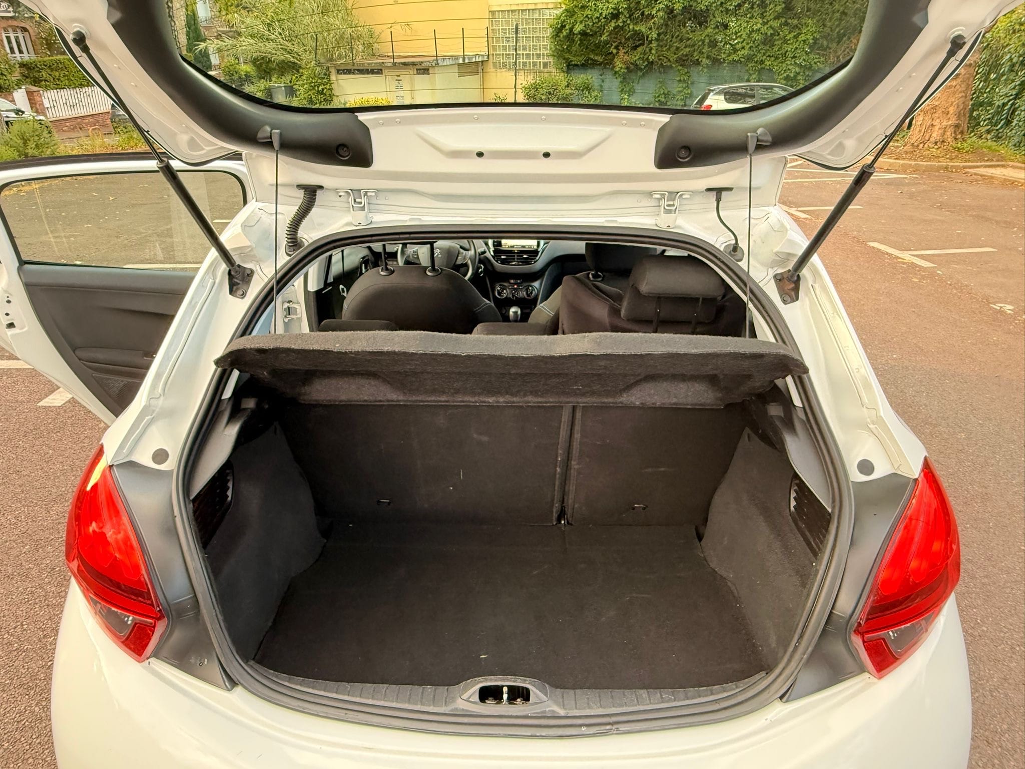 Peugeot 208 avec Siège bébé