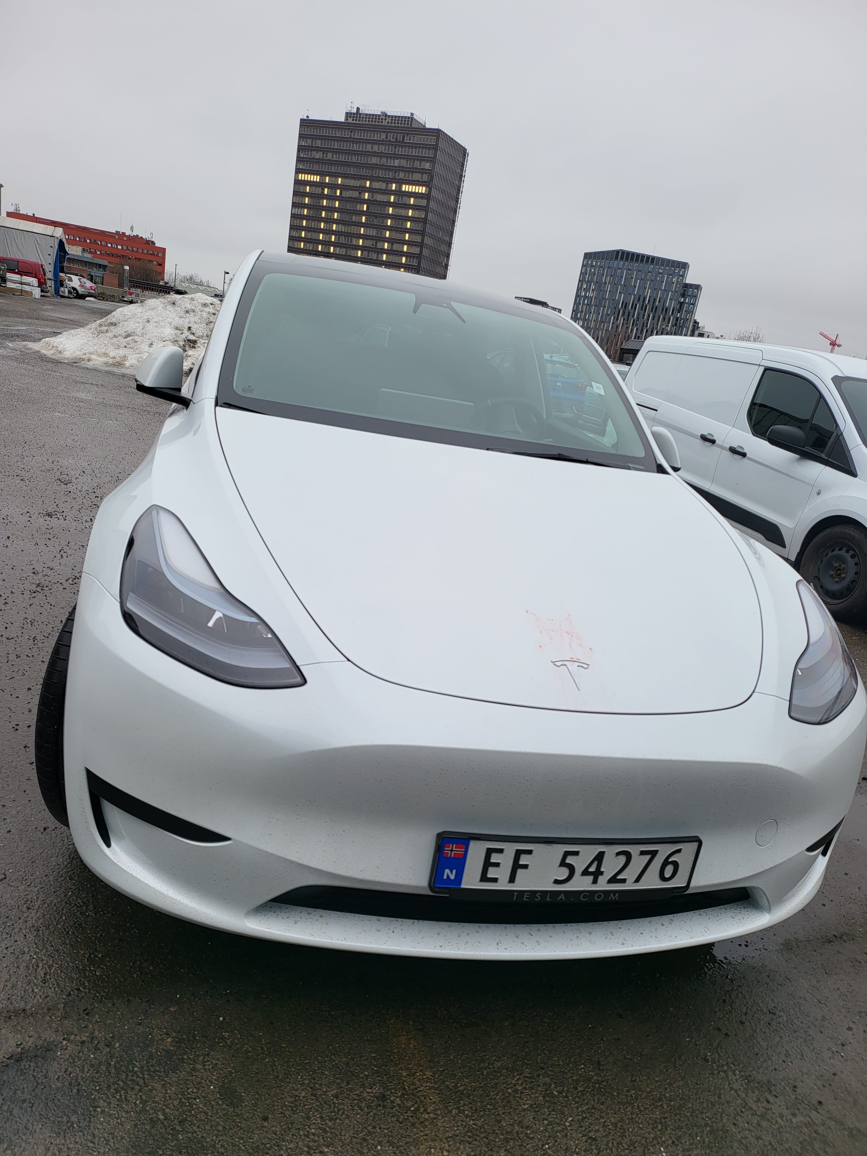 Tesla Model Y med GPS