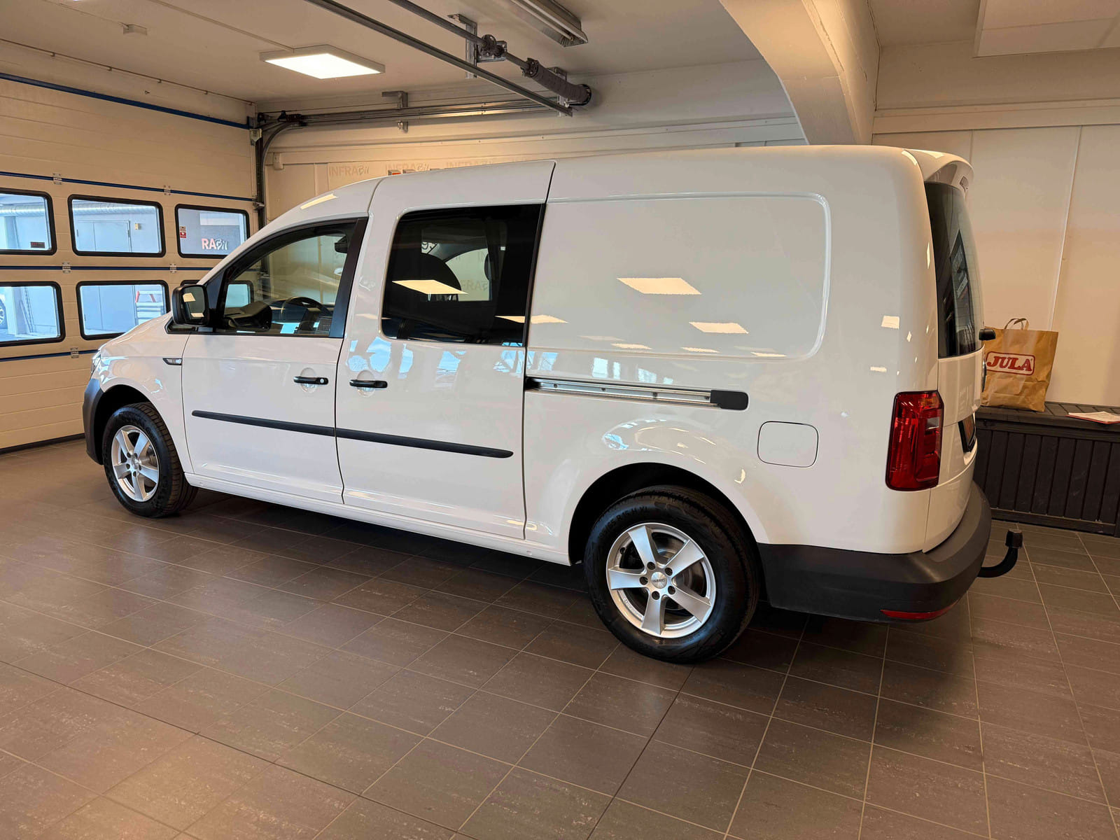 Volkswagen Caddy Maxi Varebil mit Klimaanlage