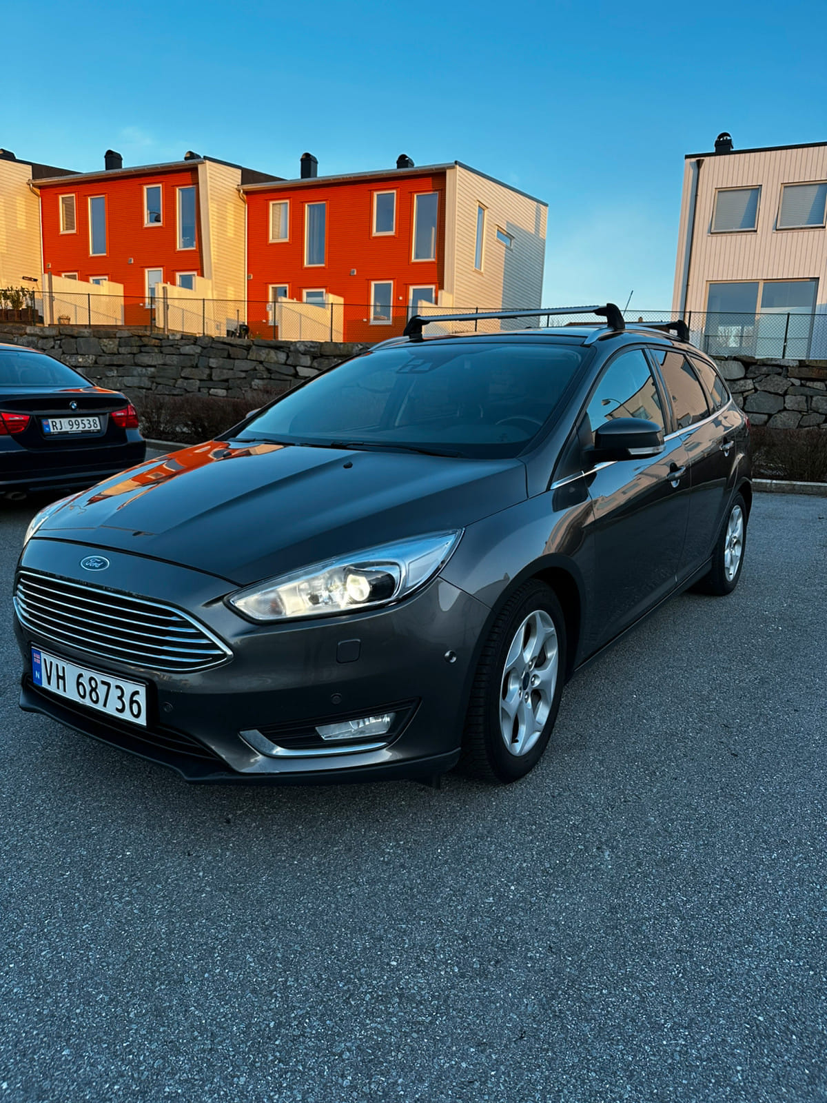 Ford Focus Estate/Kombi 125HP EcoBoost with Thule RoofBox with Audio / iPod input