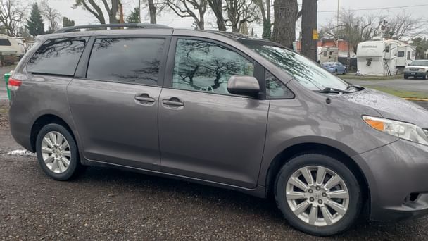 Toyota Sienna LE 7-Passenger with Air conditioning