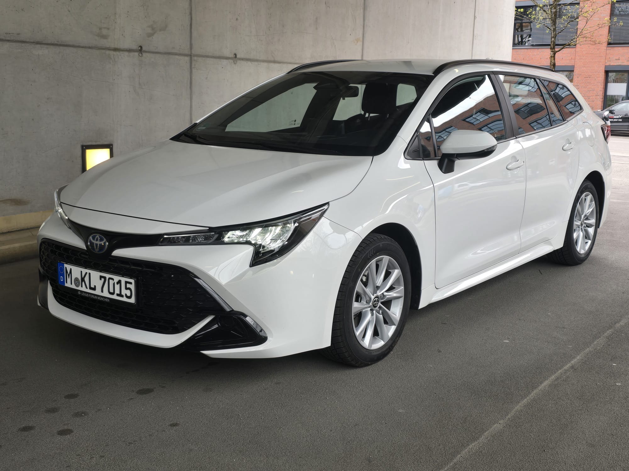 Toyota Corolla Touring Sports Dynamic Business Hybrid, 2024, Super 95 / Elektro (Hybrid), Automatik