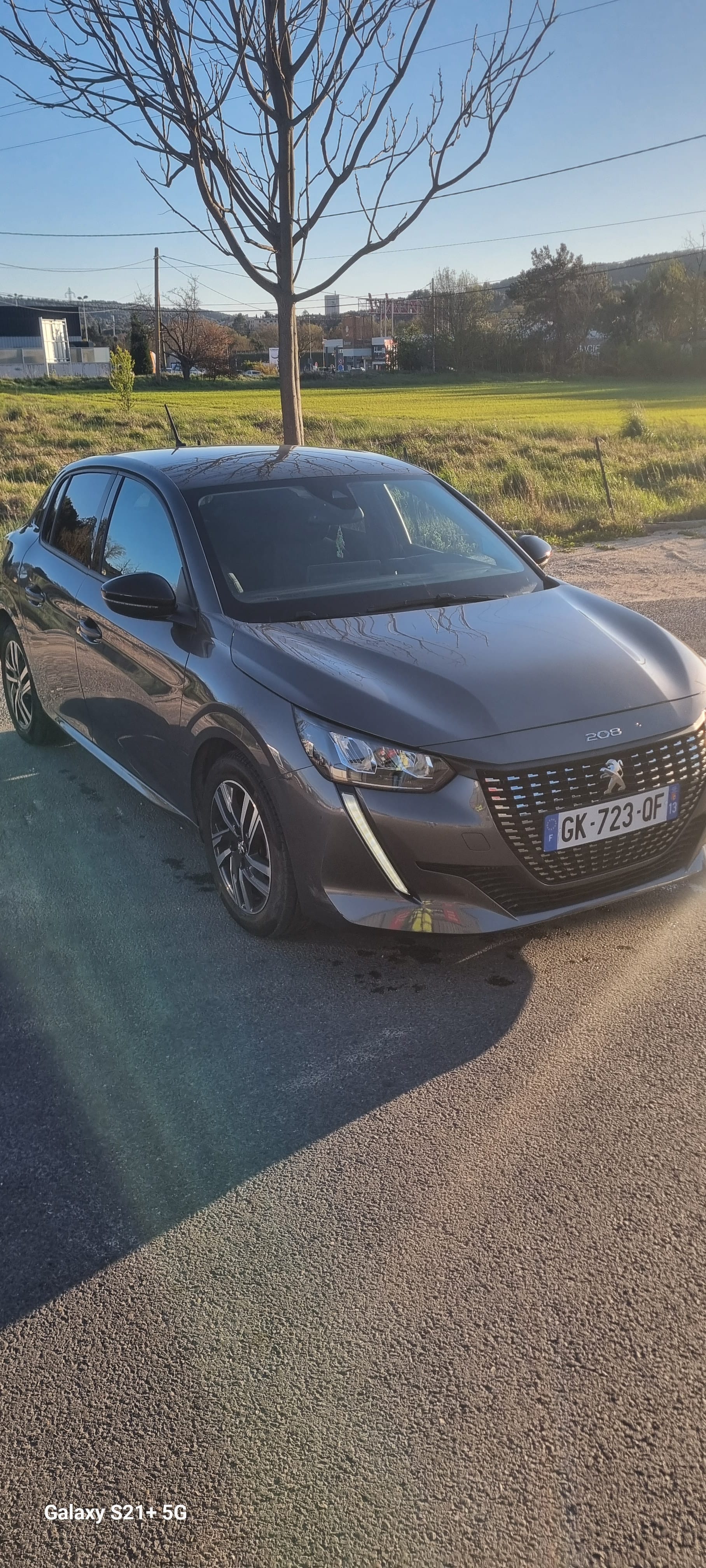 Peugeot 208 1.2 pertech avec GPS