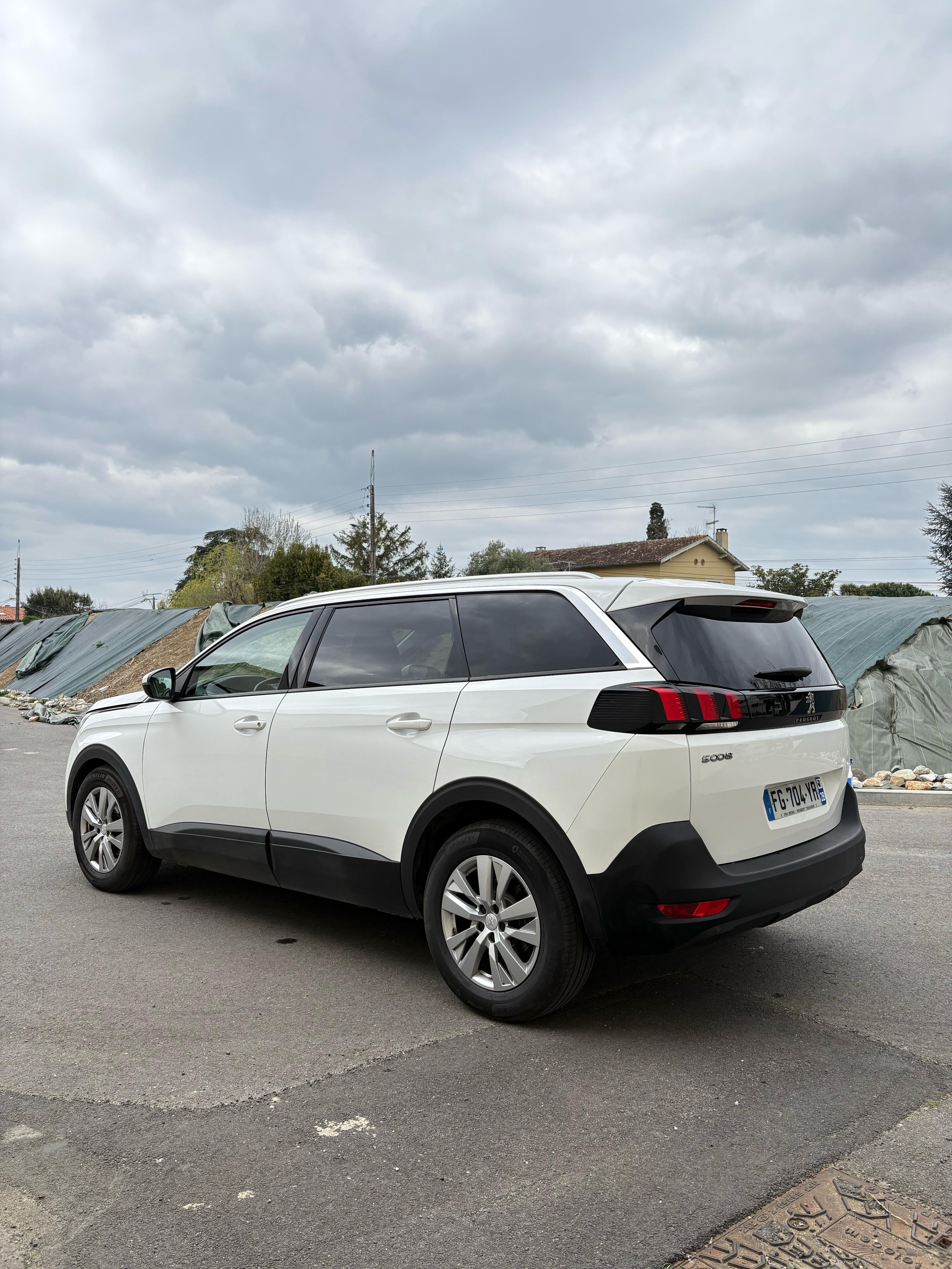 Peugeot 5008 avec GPS