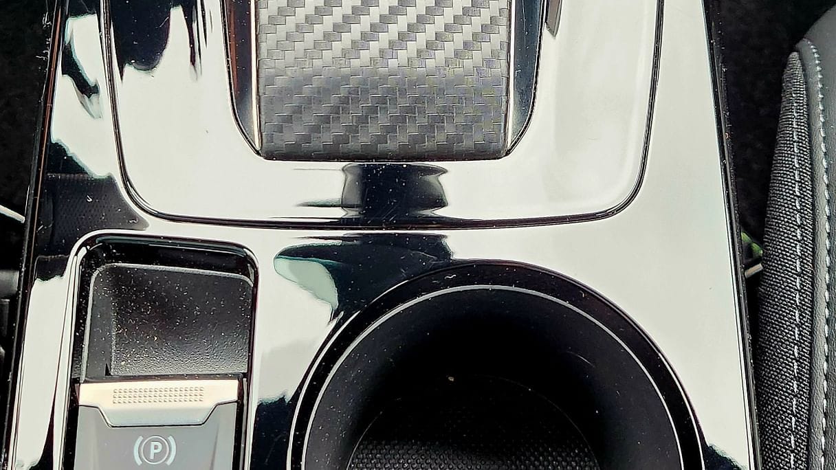 Peugeot 208 HYBRIDE GT LINE (GR161) (Clim, Connectivité Smartphone, charge induction, ...) with Bluetooth audio