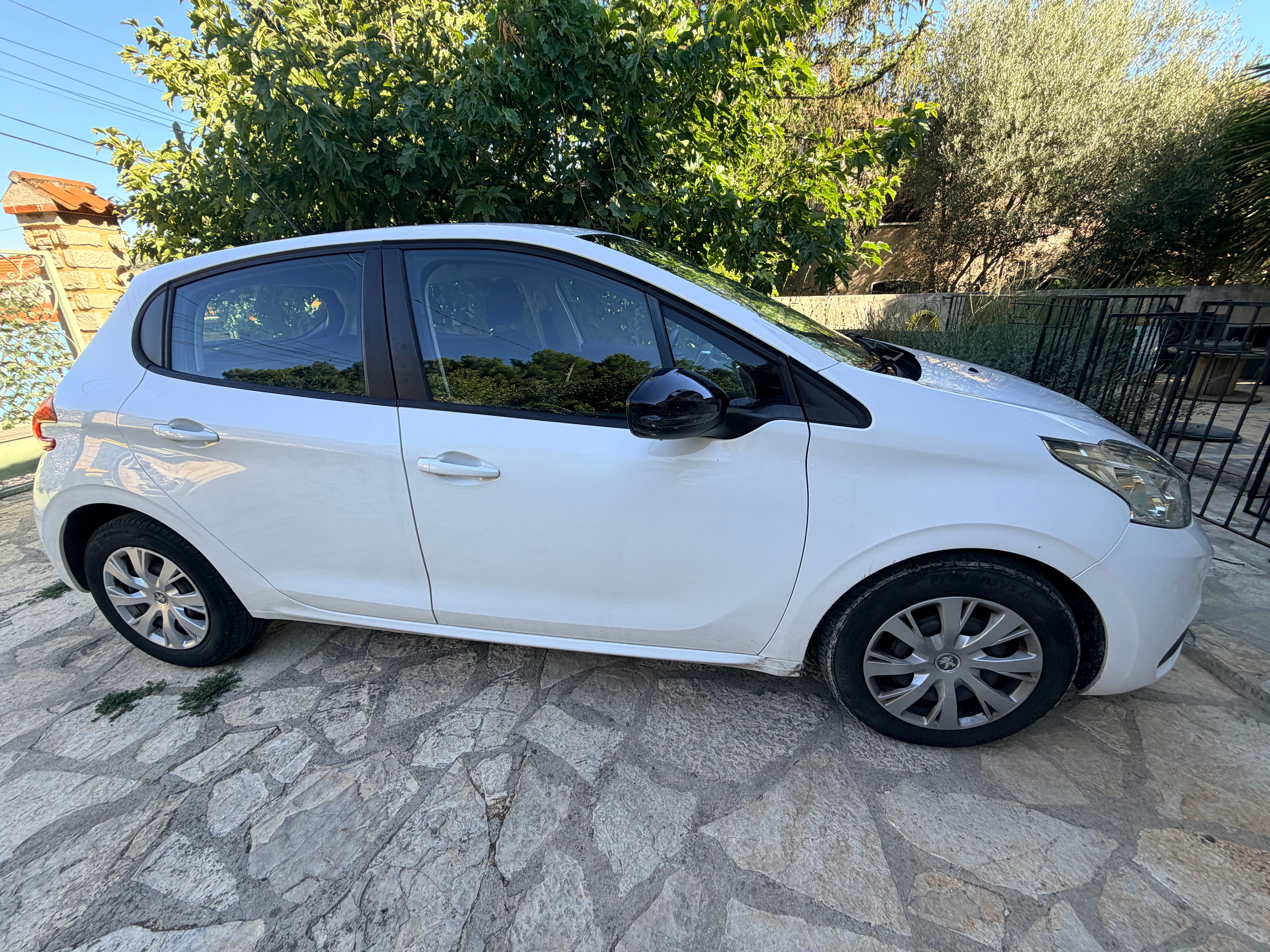 Peugeot 208 Société mit Autoradio