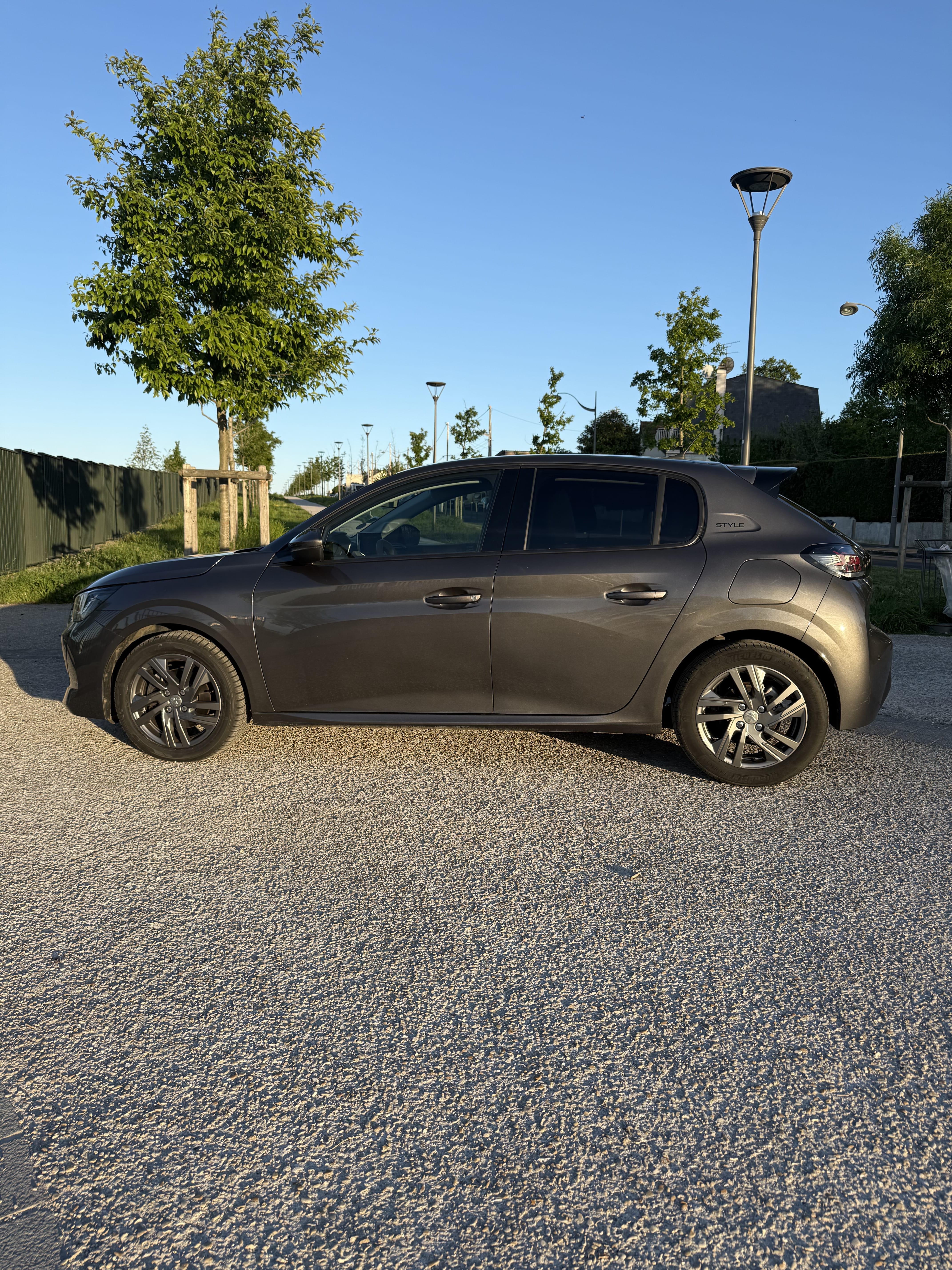 Peugeot 208 avec Apple CarPlay