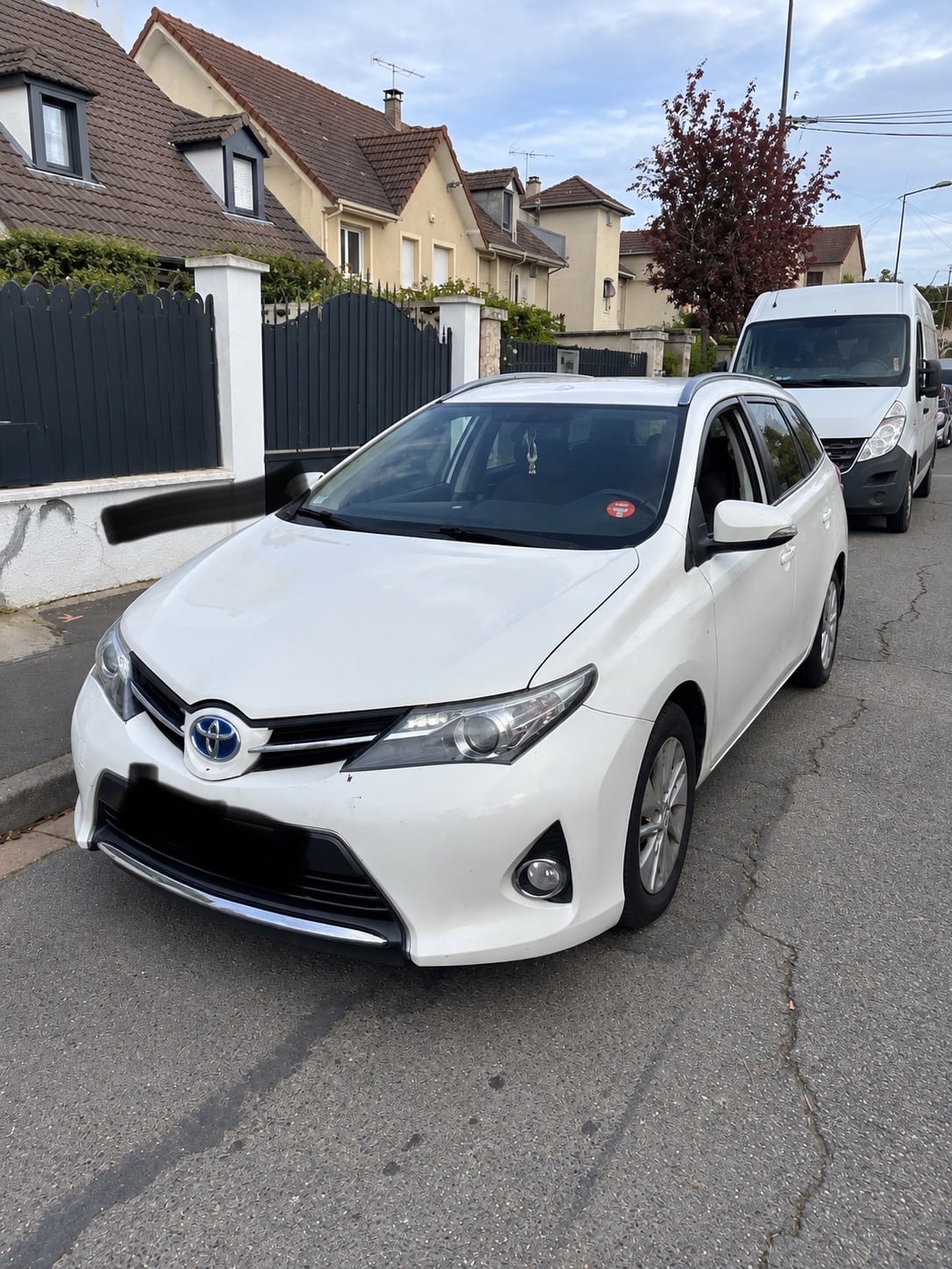 Toyota Auris, 2015, Essence 95 / Électrique (hybride), automatique