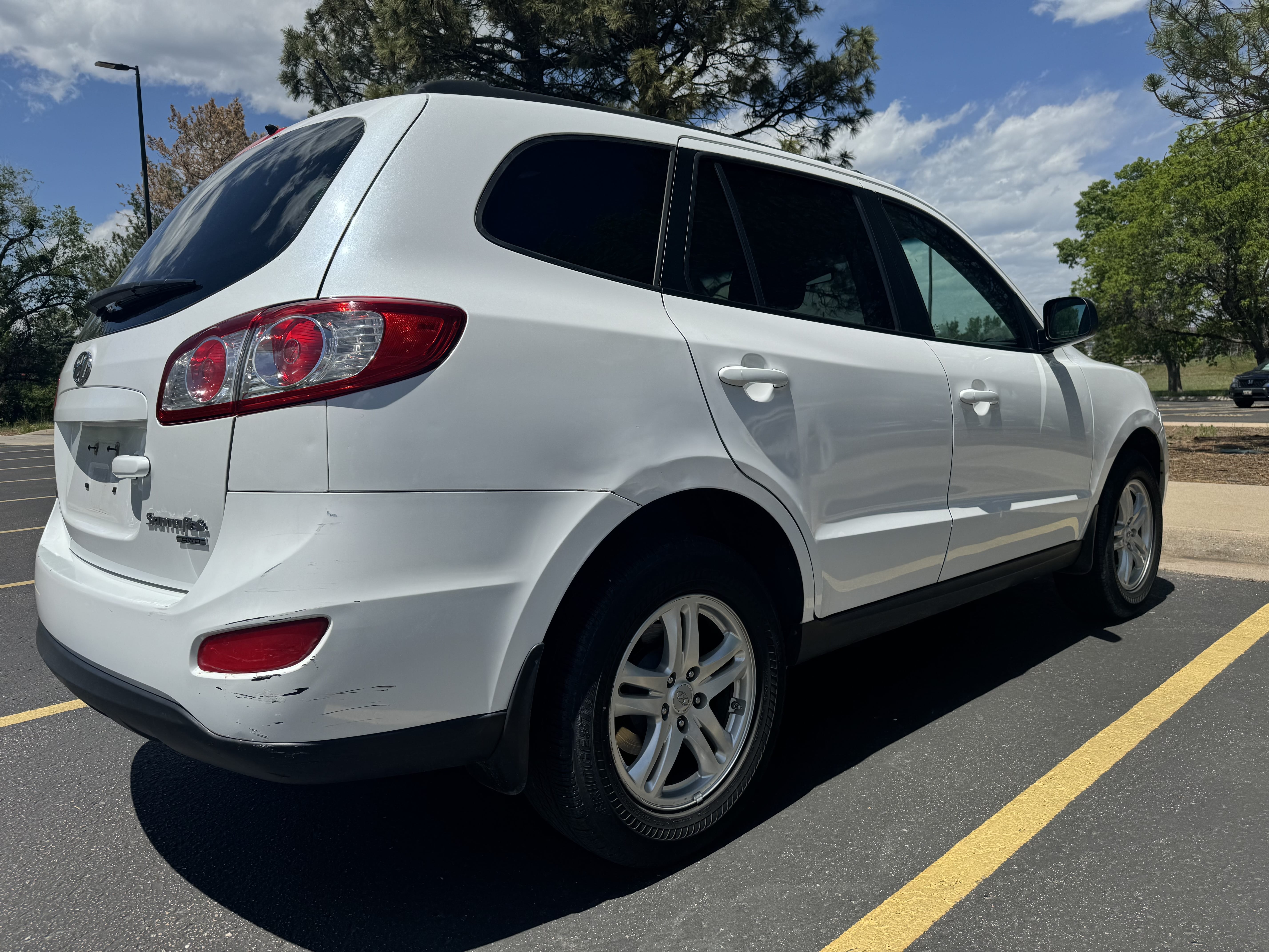 Hyundai Santa Fe GLS 4 Cylinder with Four-wheel drive