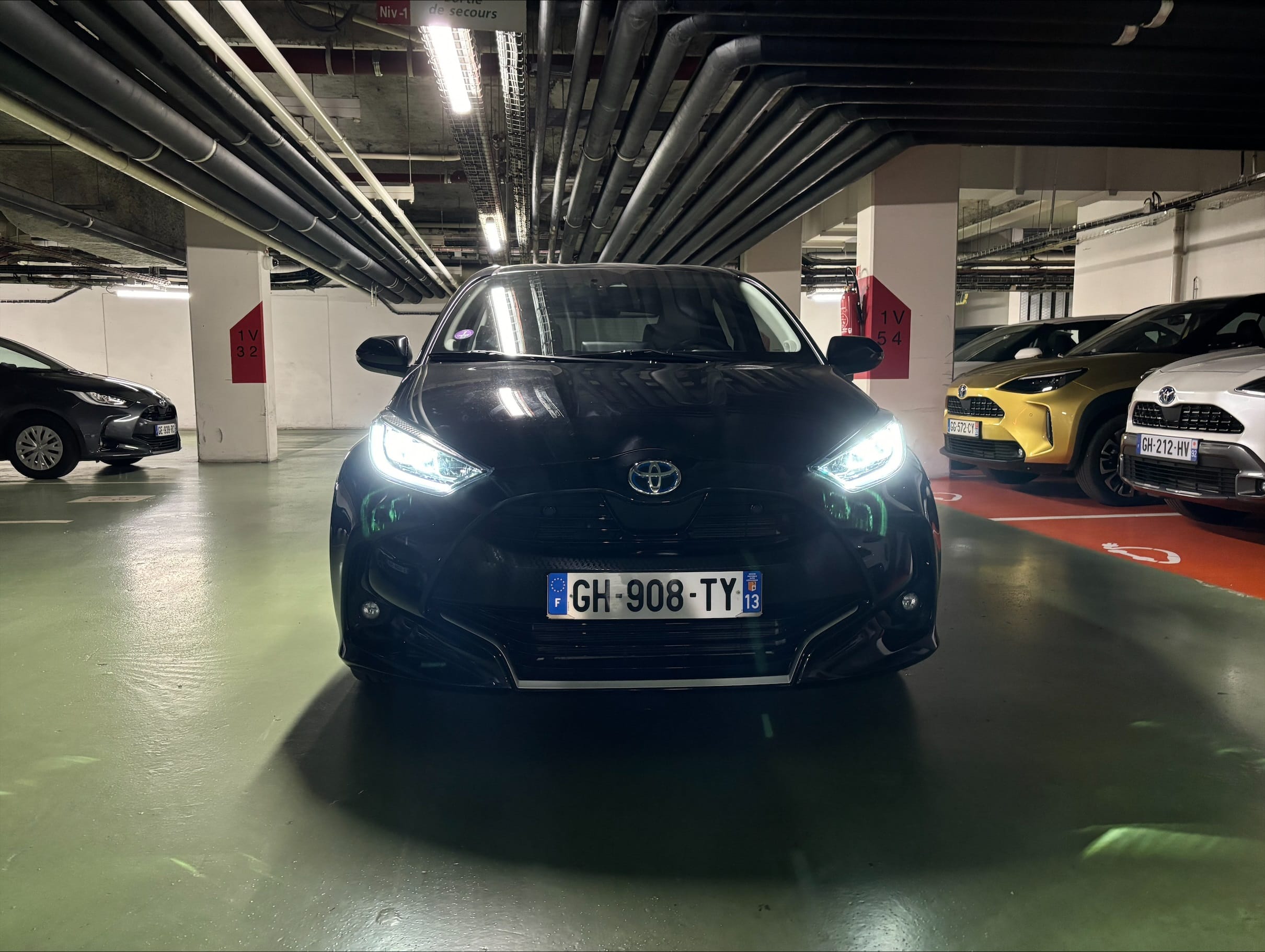 Toyota Yaris Hybride, 2022, Essence 95 / Électrique (hybride), automatique