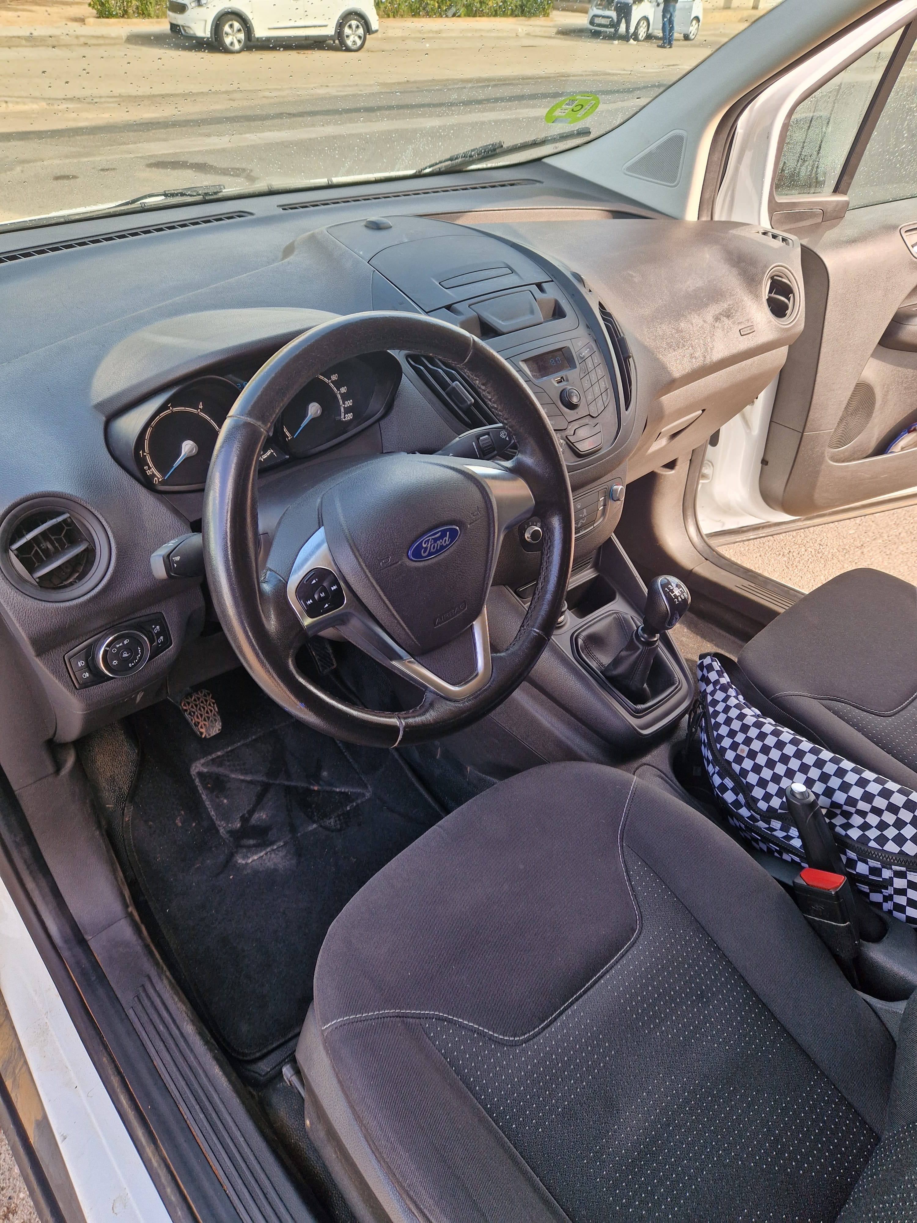 Ford Transit Courier Furgoneta con Entrada de Audio/iPod