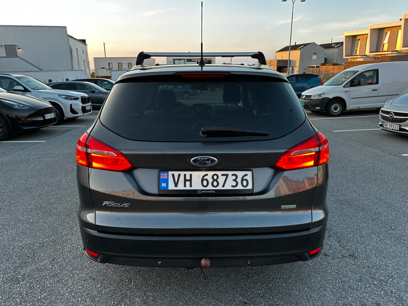 Ford Focus Estate/Kombi 125HP EcoBoost with Thule RoofBox with USB charging ports