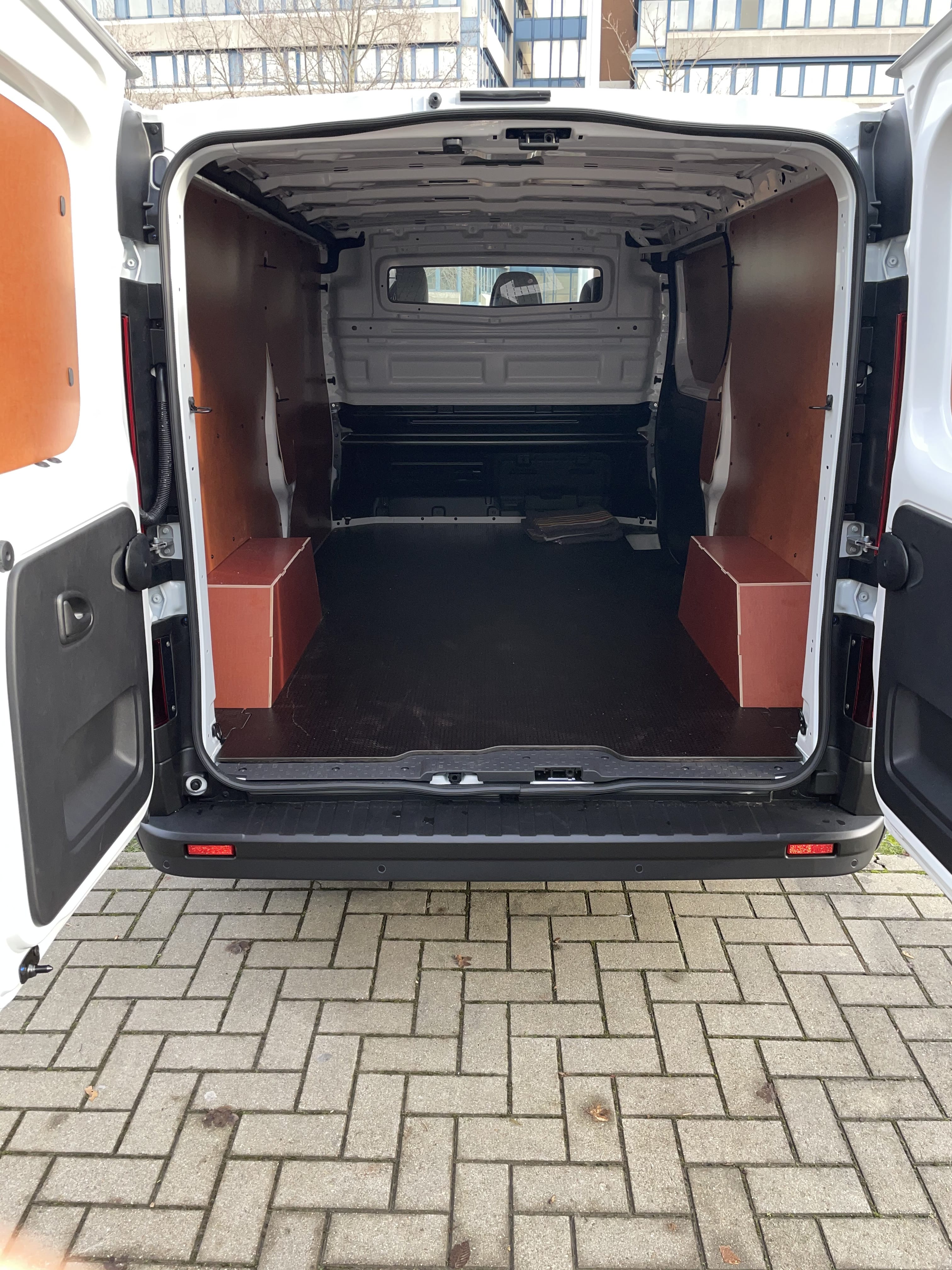Renault Trafic Grand Confort L2H1 bleu dCi 145 avec Entrée audio / iPod