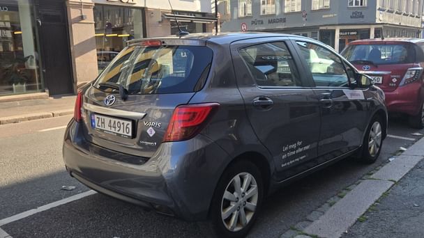 Toyota Yaris Hybrid 1,5 Bensin, Automat inkl. BEBOERKORT SONE parkering med Cruisekontroll