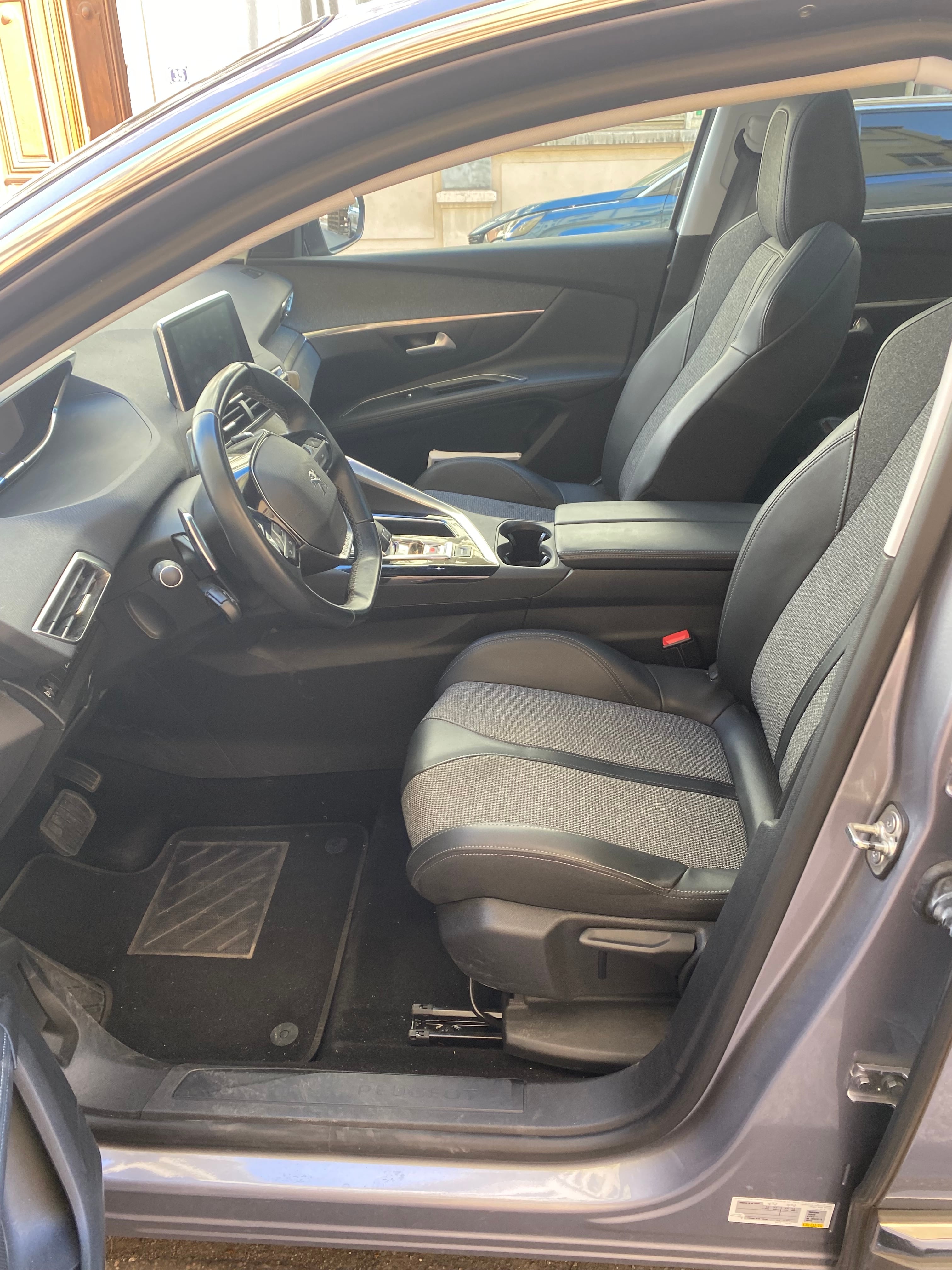 Peugeot 5008 avec GPS