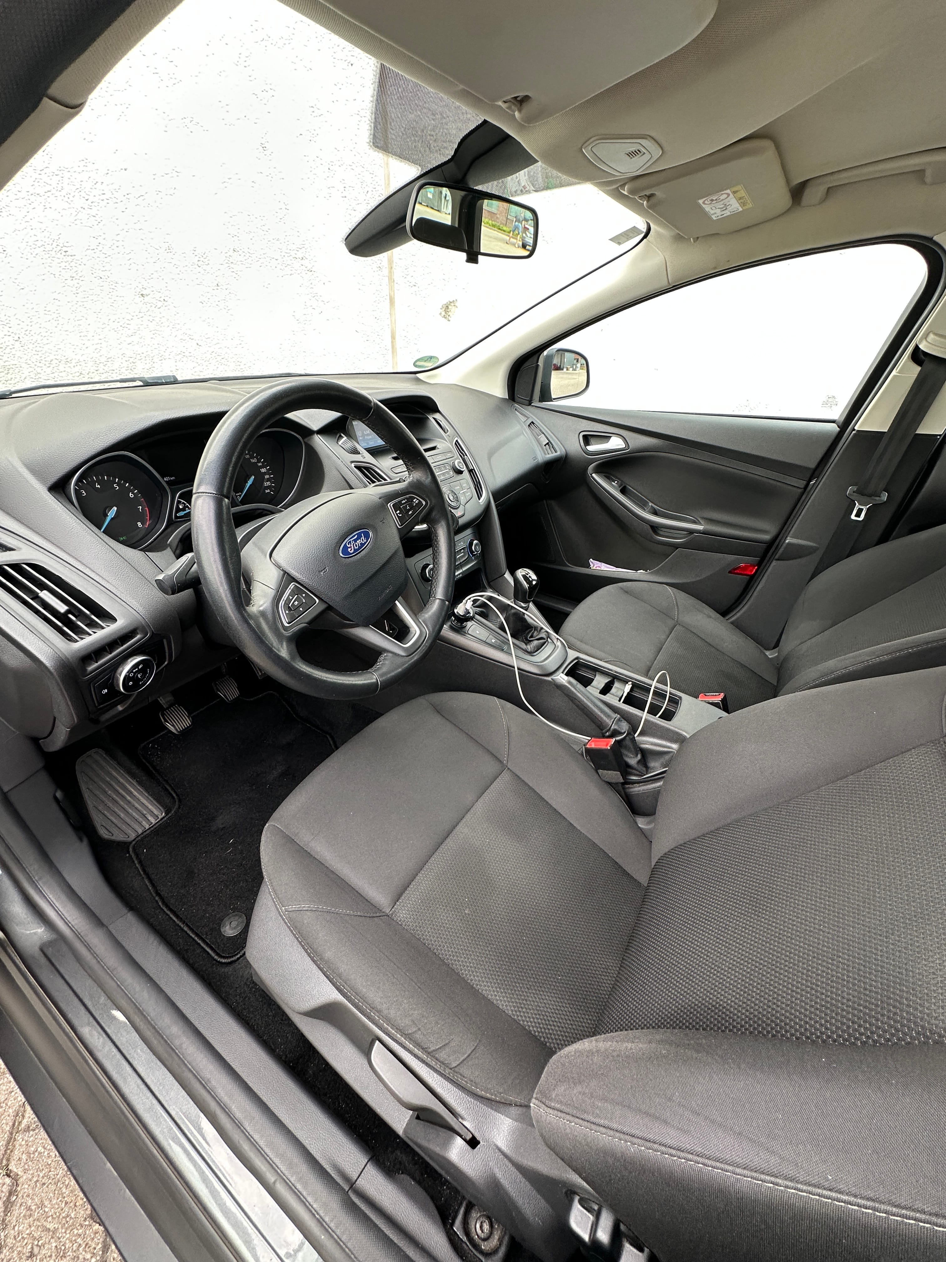 Ford Focus Turnier 1.0 EcoBoost mit Kindersitz
