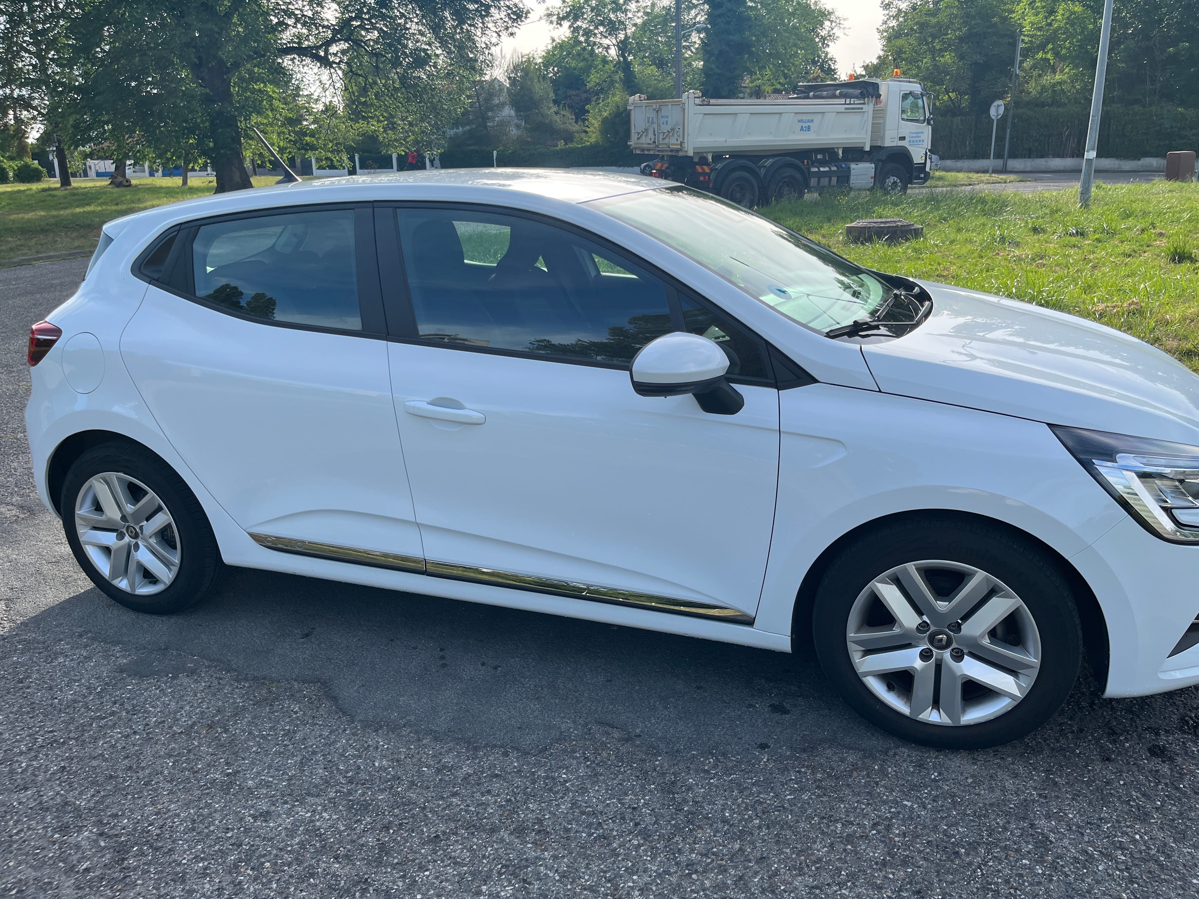 Renault Clio 5 blanche avec CarPlay avec Siège bébé
