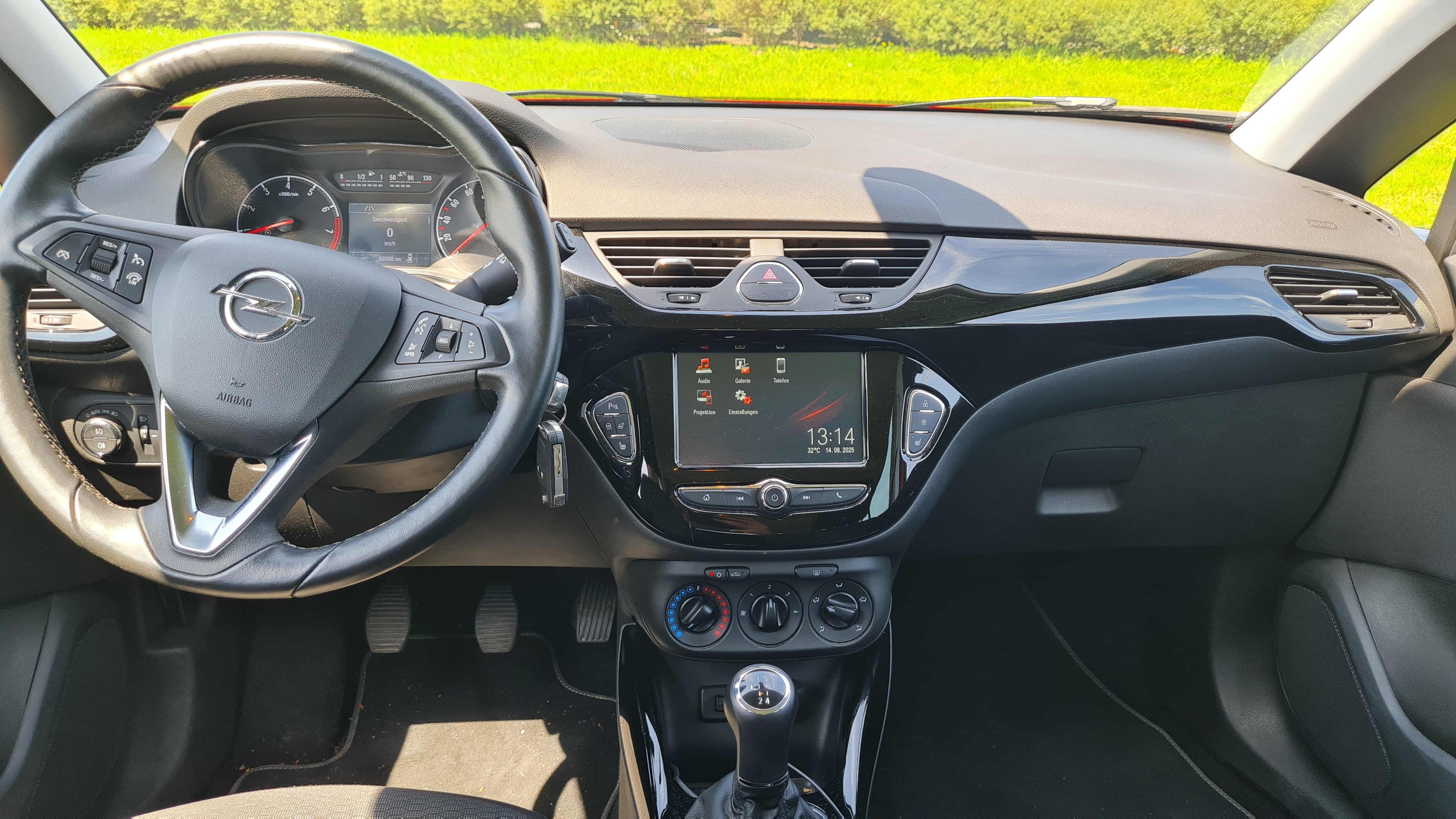Opel Corsa mit Kindersitz
