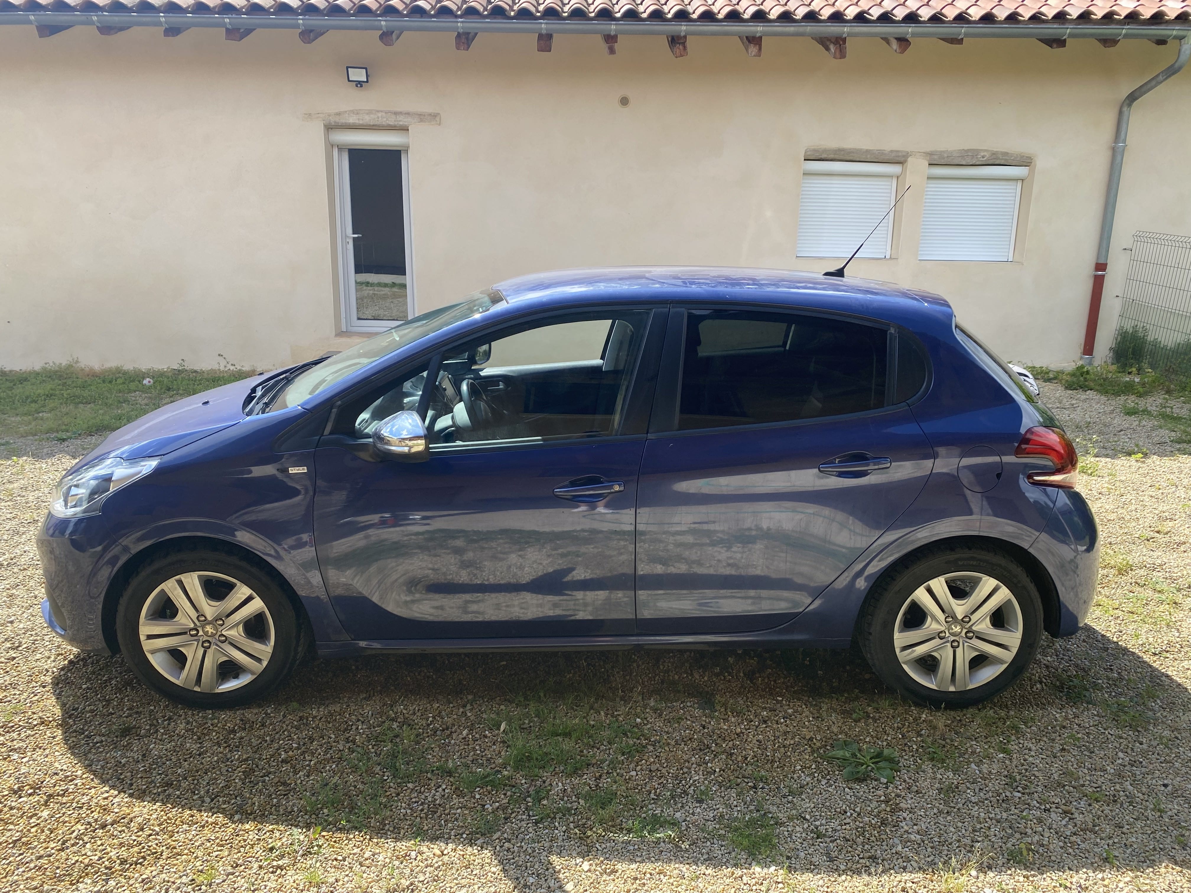 Peugeot 208 1.2 PURE TECH Essence avec Climatisation