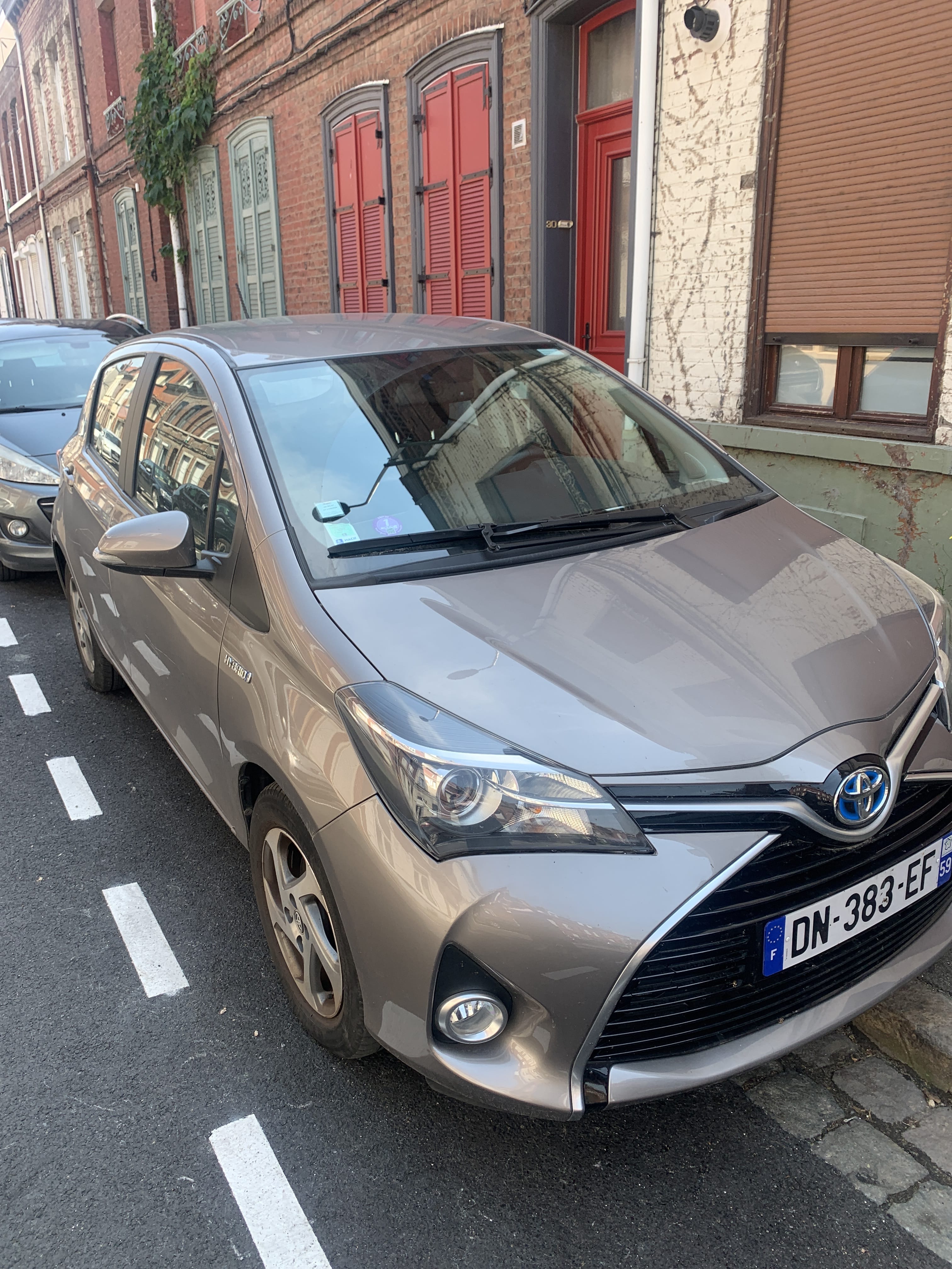 Toyota Yaris Hybride, 2015, Essence 95 / Électrique (hybride), automatique