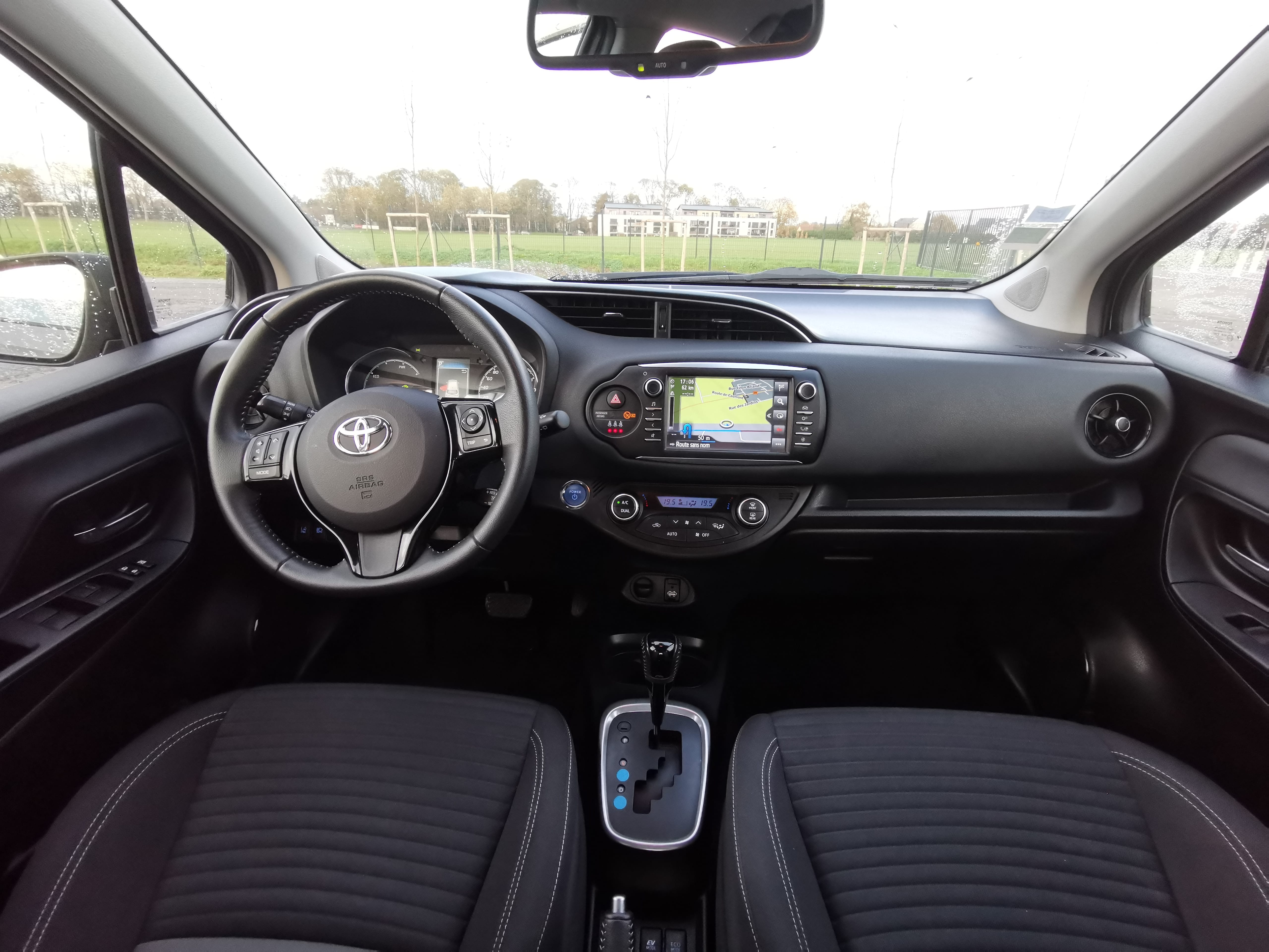 Toyota Yaris Hybride, boîte auto, gps, clim, régulateur avec GPS