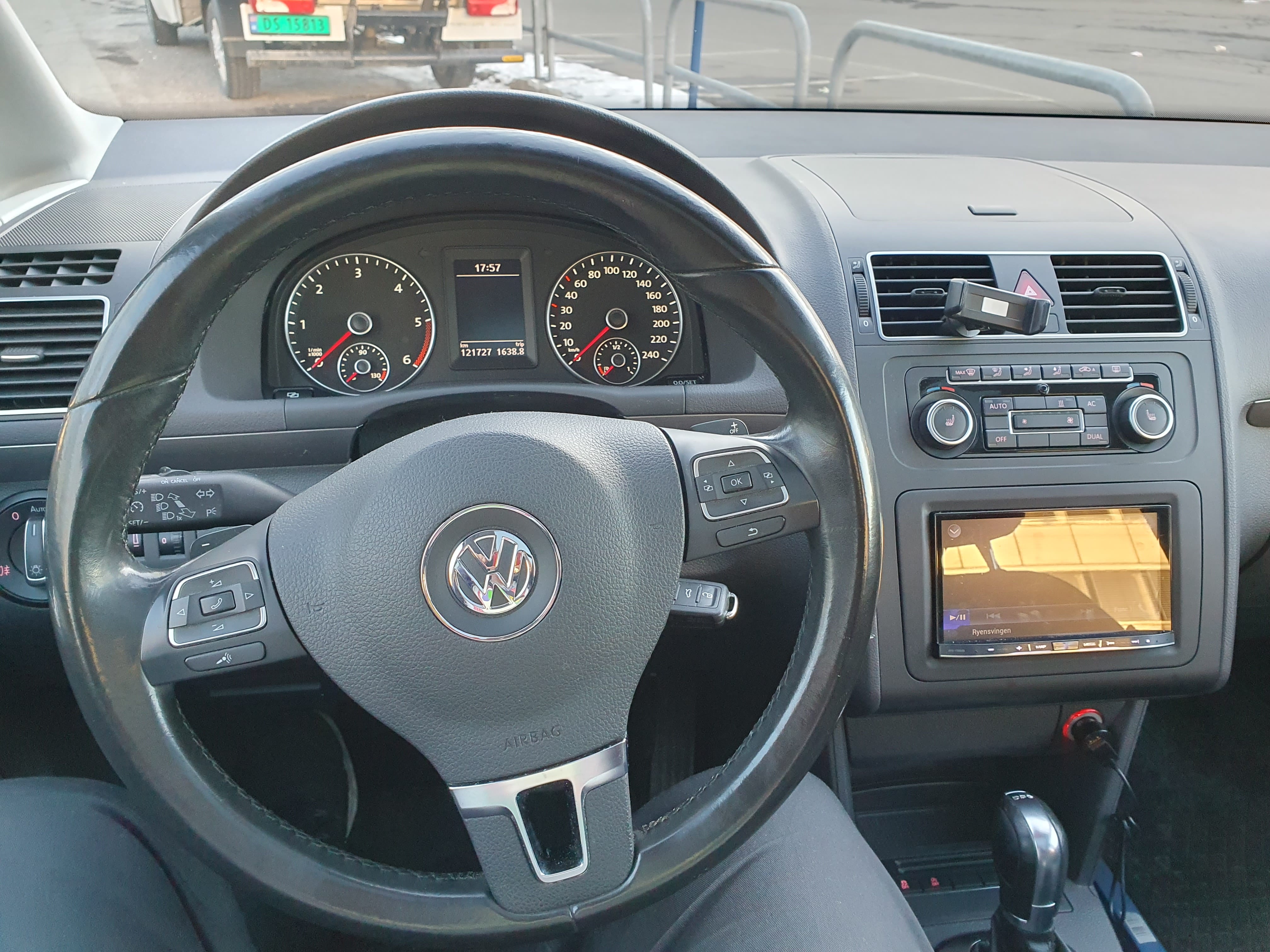 Volkswagen Touran familiebil med Lydinngang