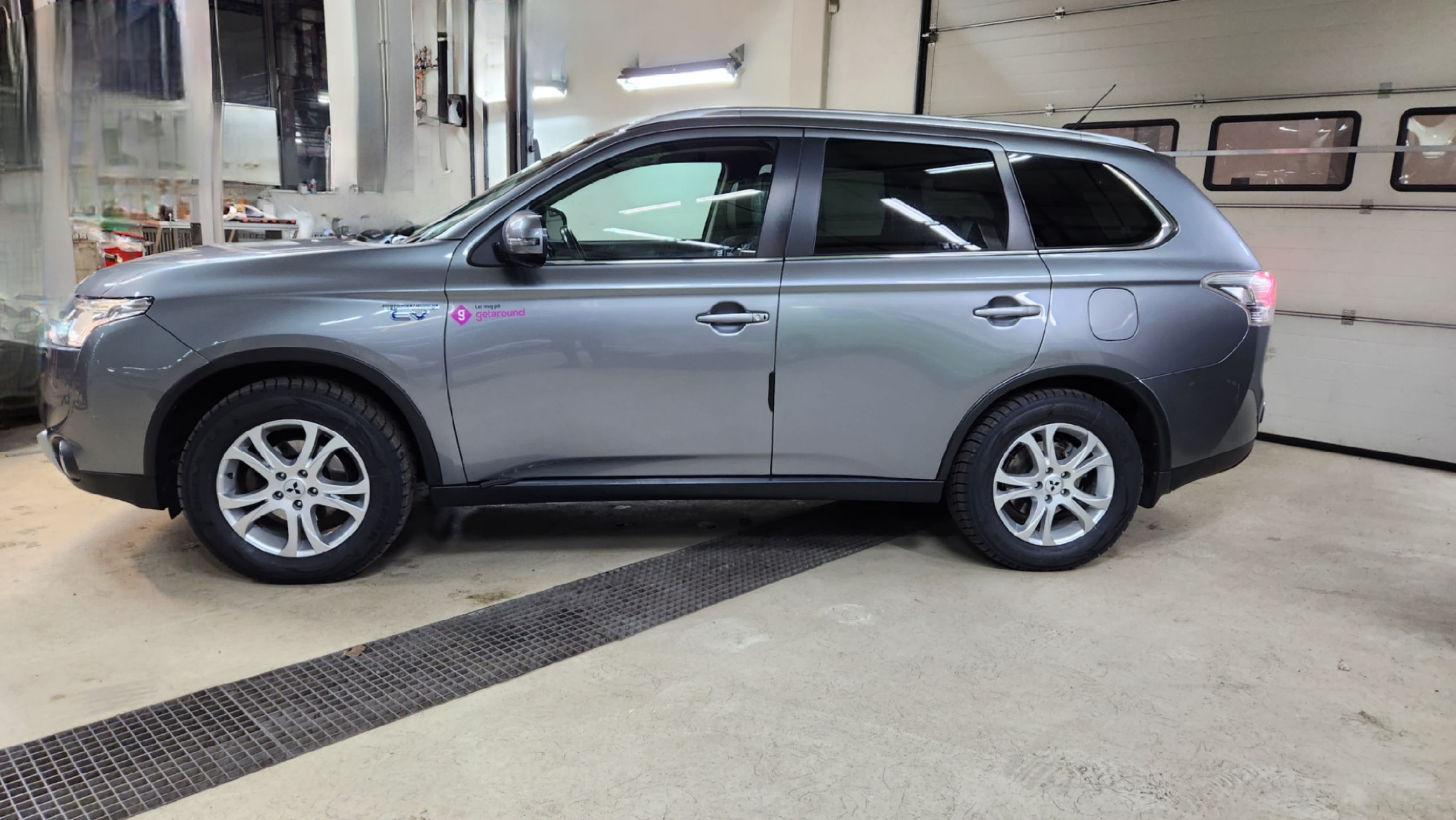 Mitsubishi Outlander Hybrid 2,0 Bensin, Automat, 4WD, hengerfeste,  Skiboks, inkl Beboerkort parkering with Air conditioning