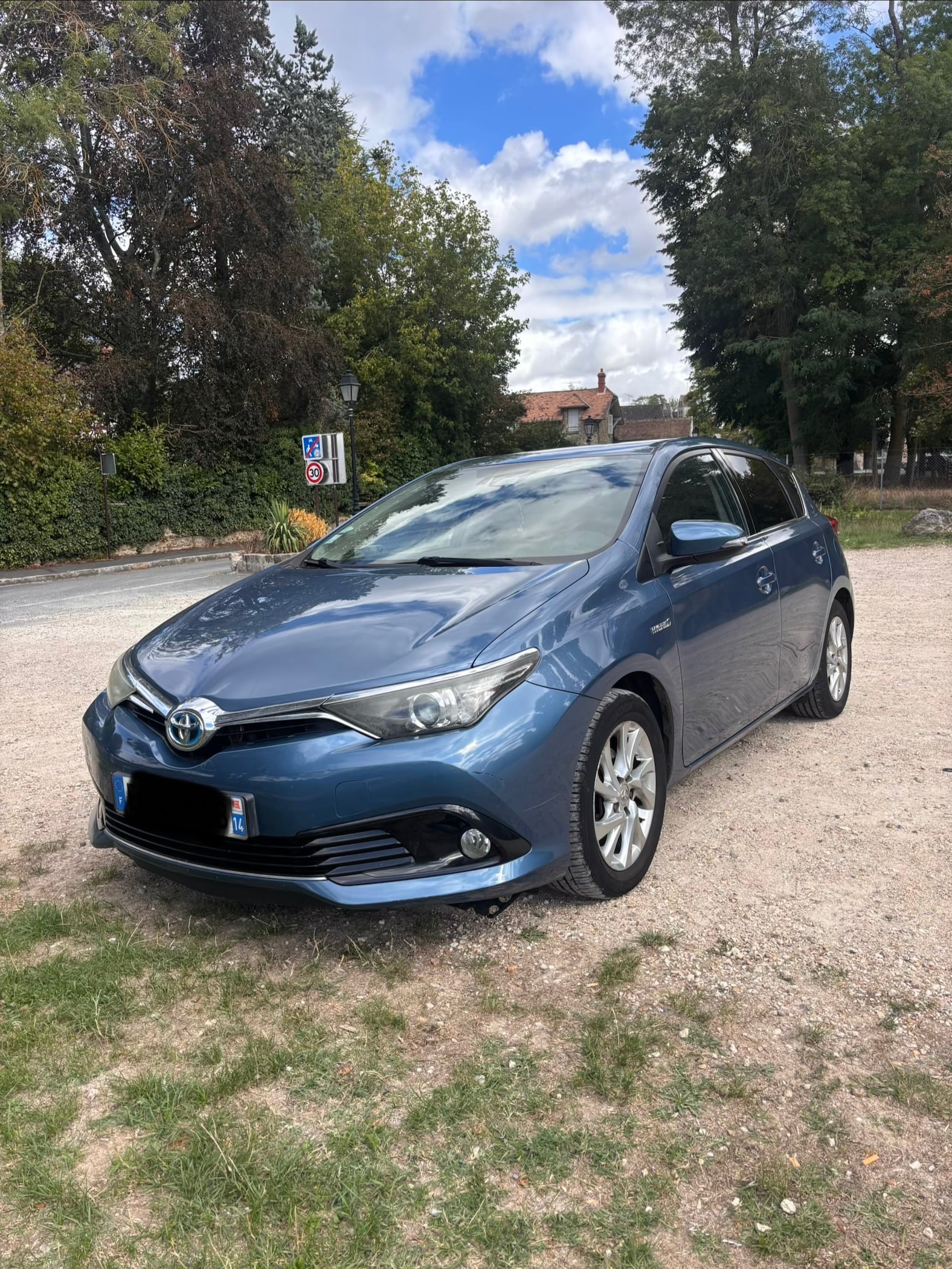 Toyota Auris, 2016, Essence 95 / Électrique (hybride), automatique