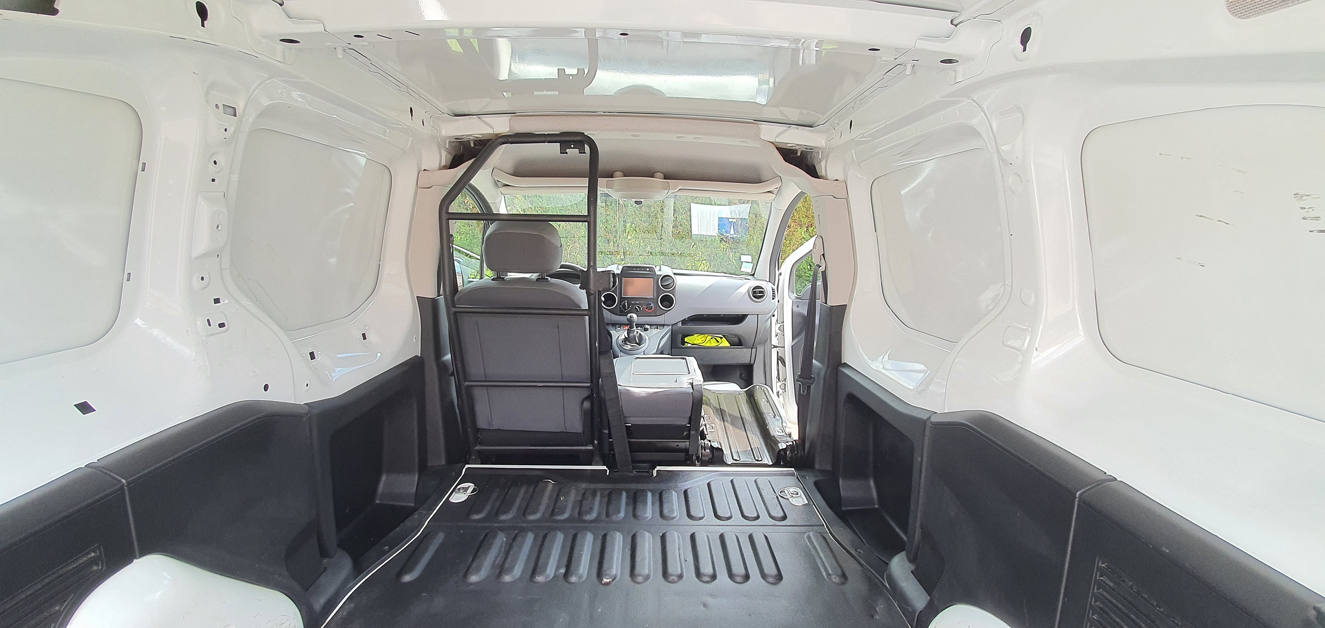Citroen Berlingo 1.6 Hdi 75ch DY-398-XF avec Entrée audio / iPod