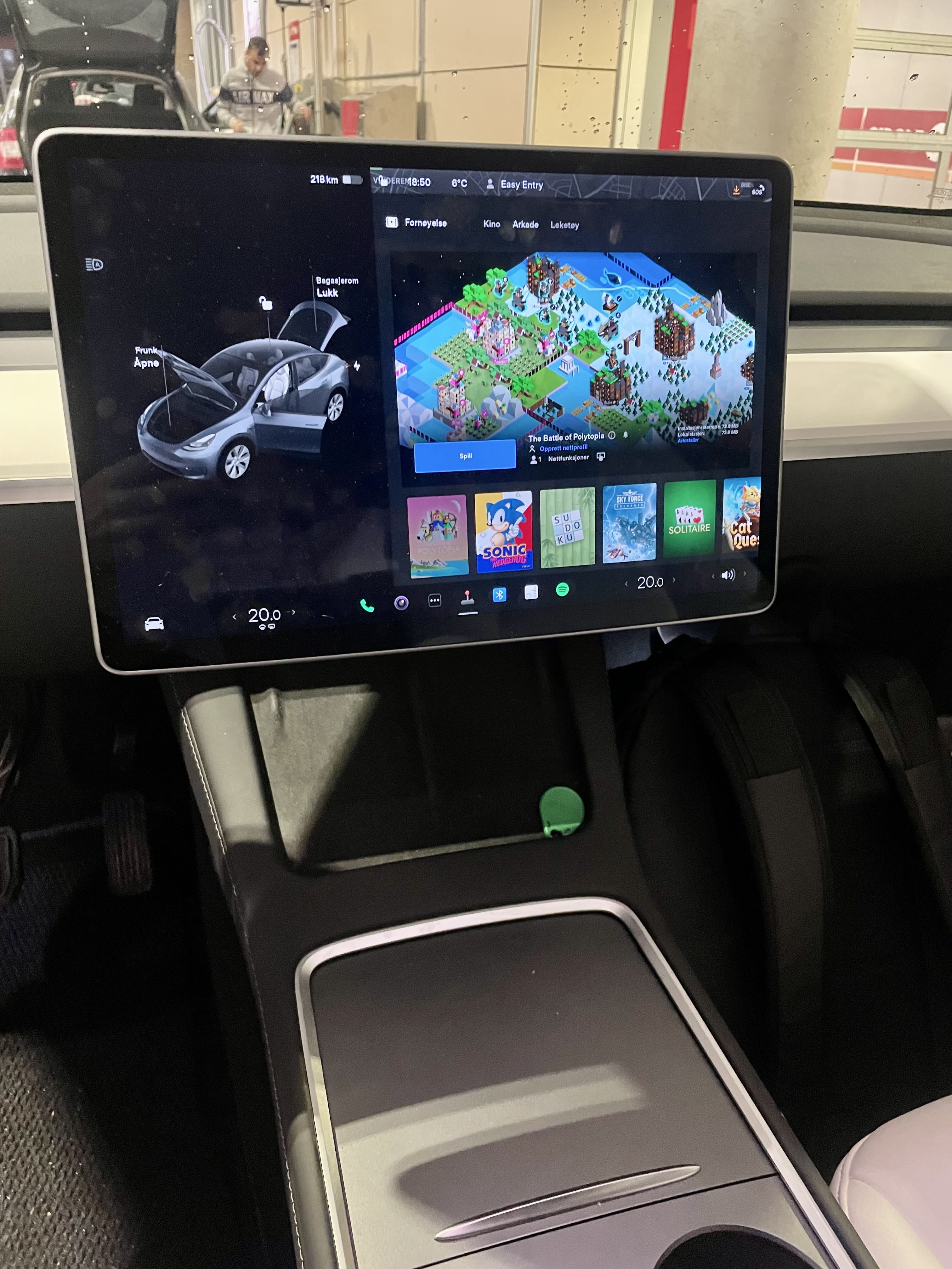 Tesla Model Y Long Range med sovemuligheter og dobbelmadrass, camping-mode, utvidet rekkevidde. med Bluetooth audio