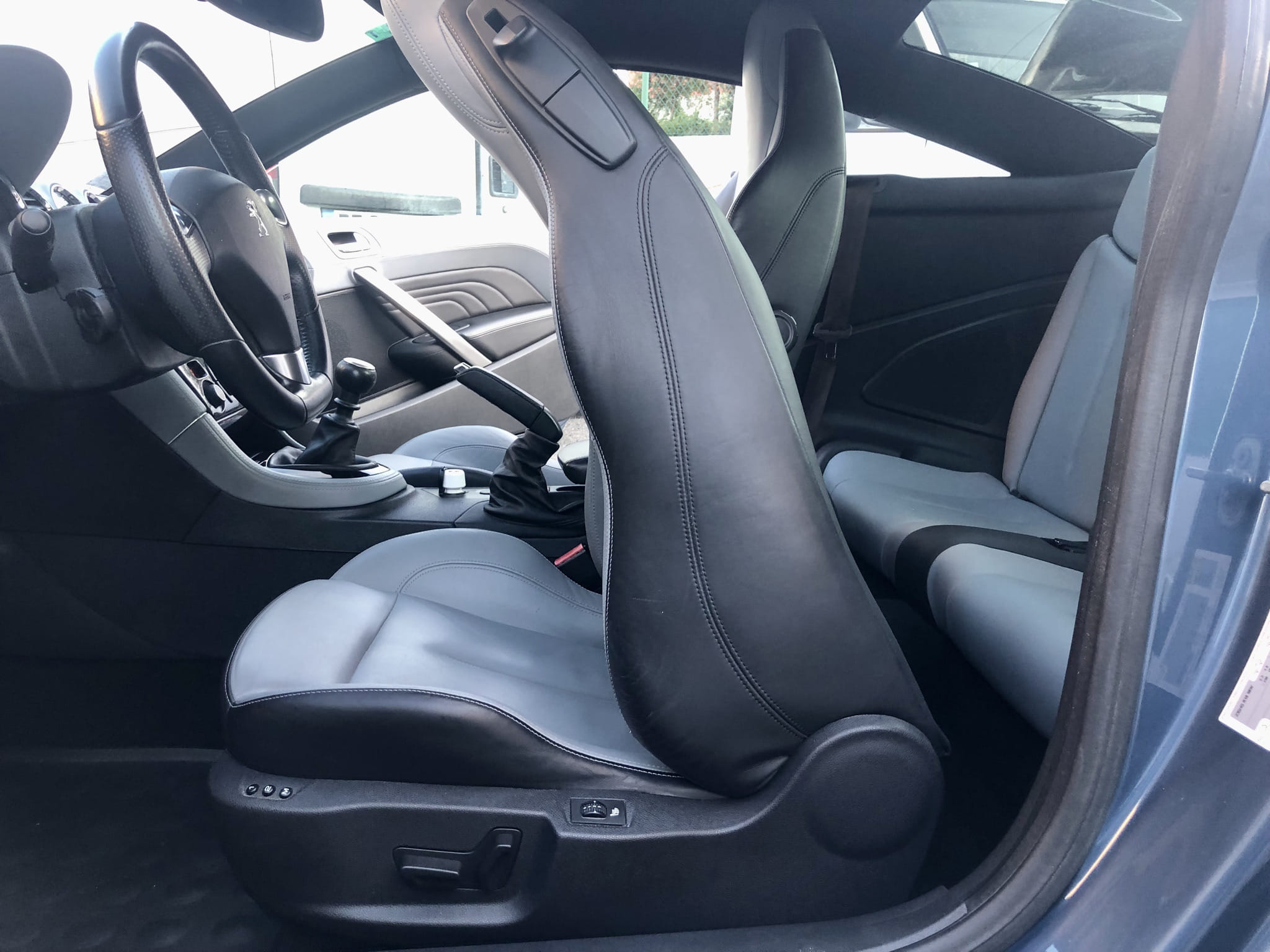 Peugeot RCZ avec Entrée audio / iPod