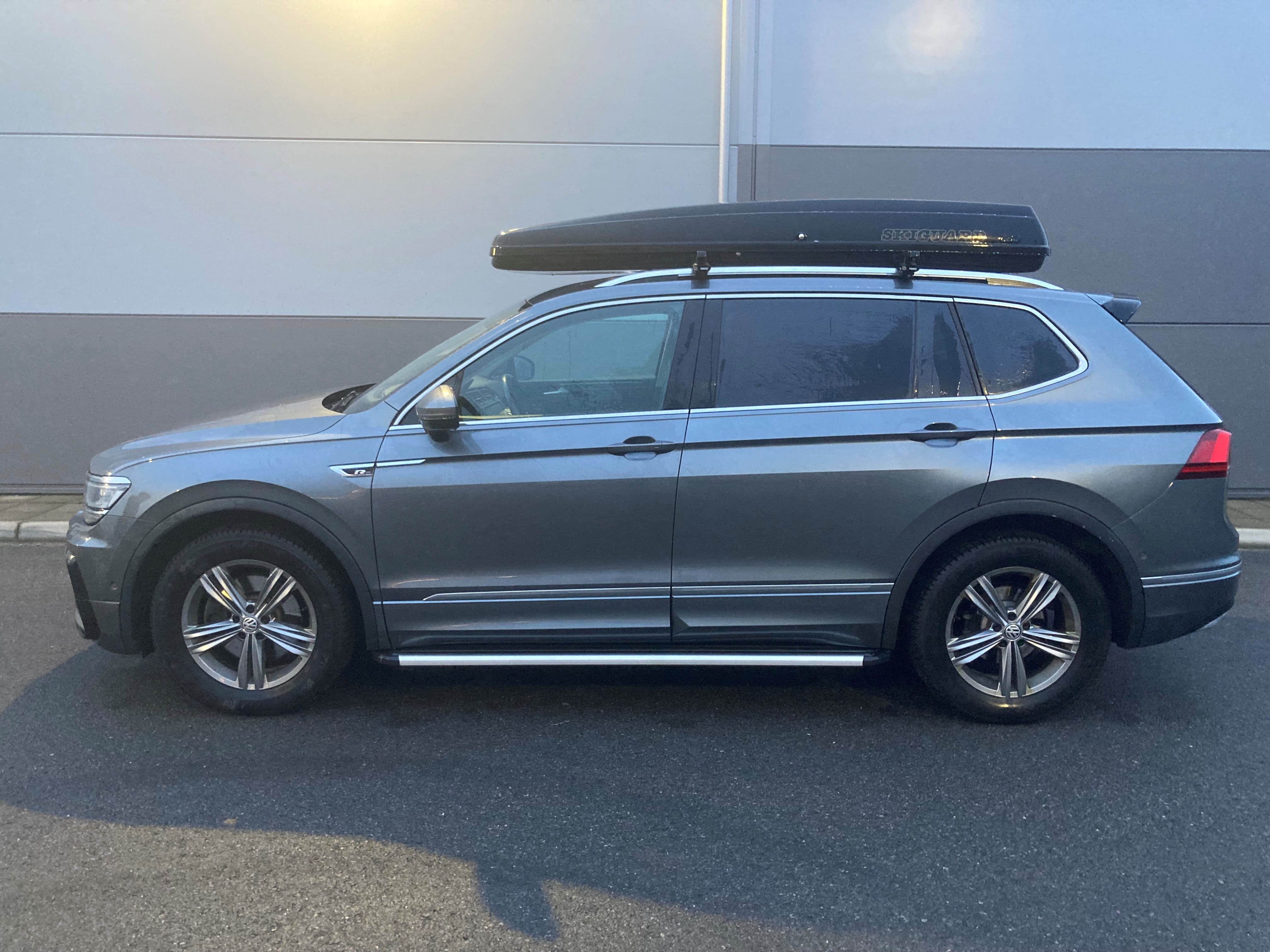 Volkswagen Tiguan SE R-Line Black 4MOTION 190 hp with Air conditioning