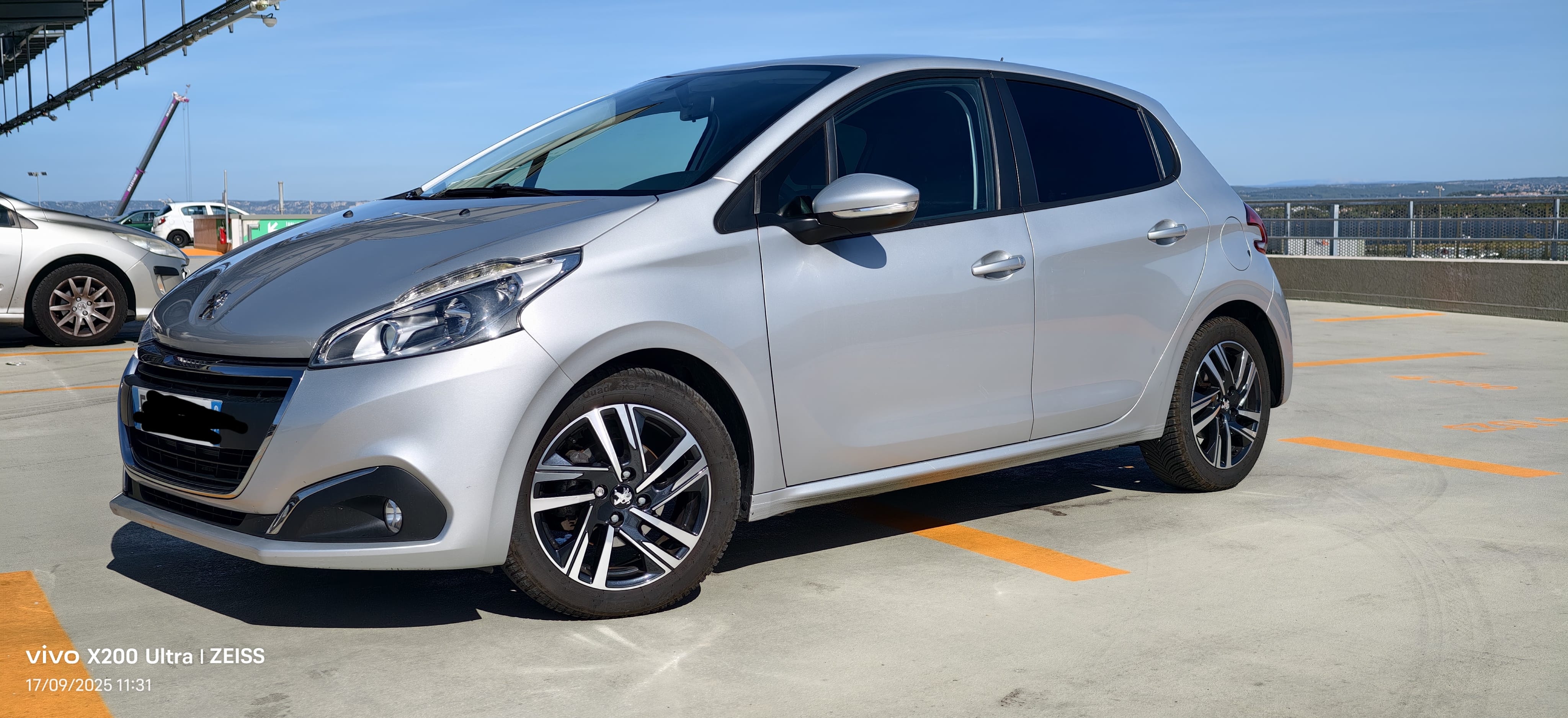 Peugeot 208 Aéroport de Marseille B avec Climatisation